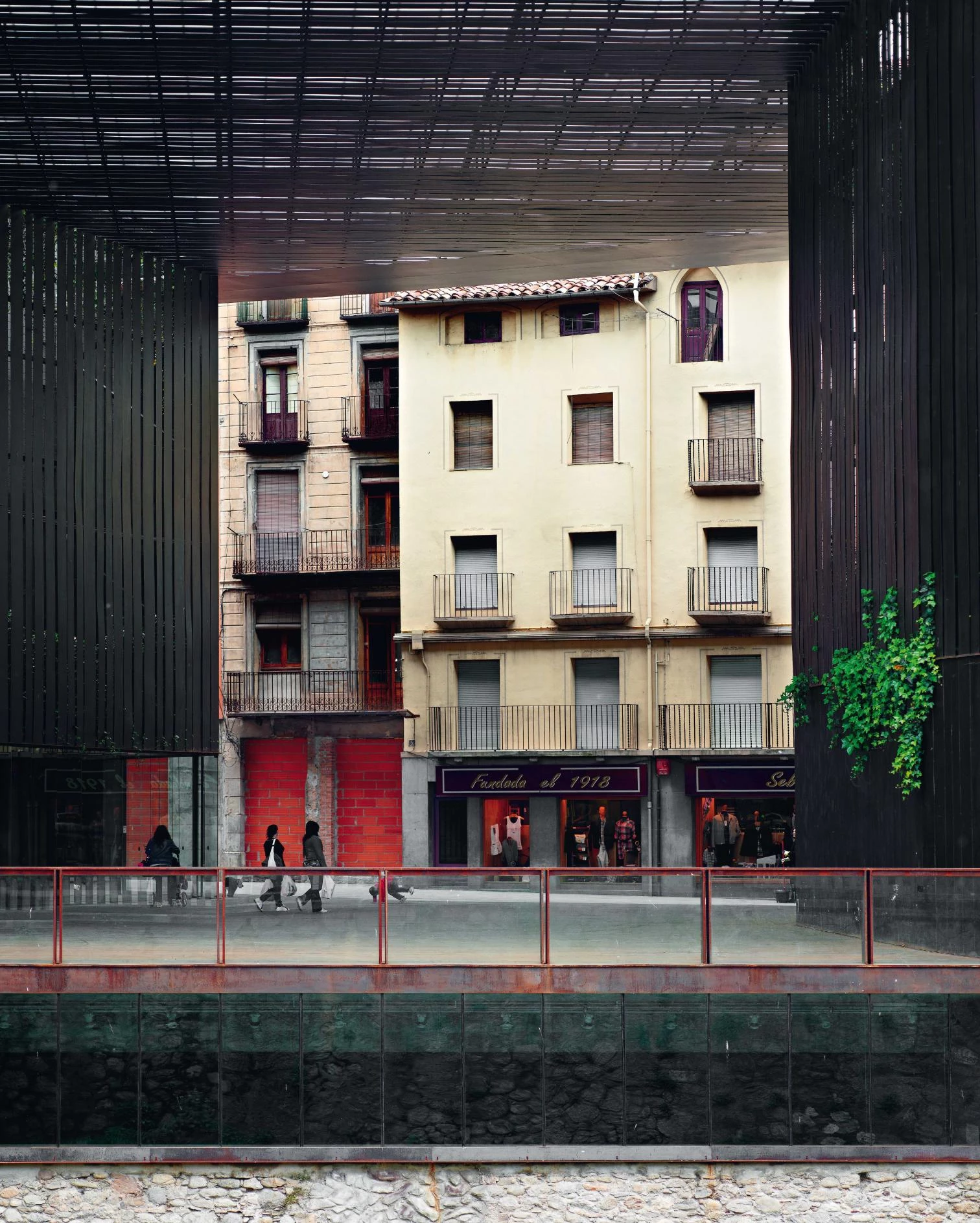 Plaza cubierta y pasarela