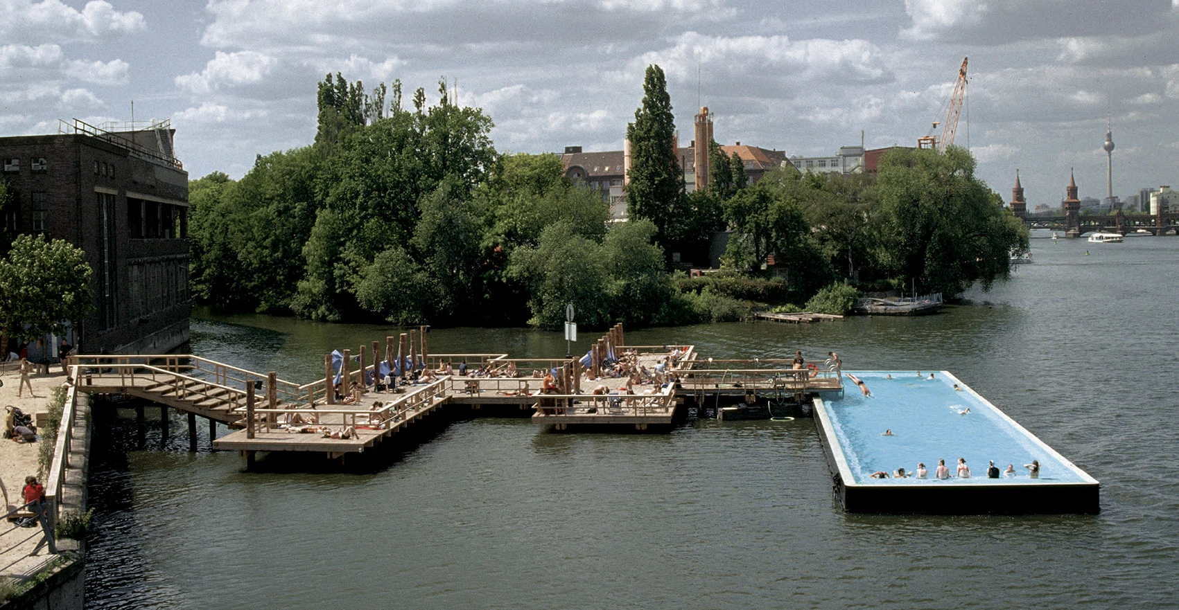 Piscina flotante en el río Spree, Berlín