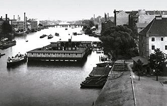 Piscina flotante en el río Spree, Berlín
