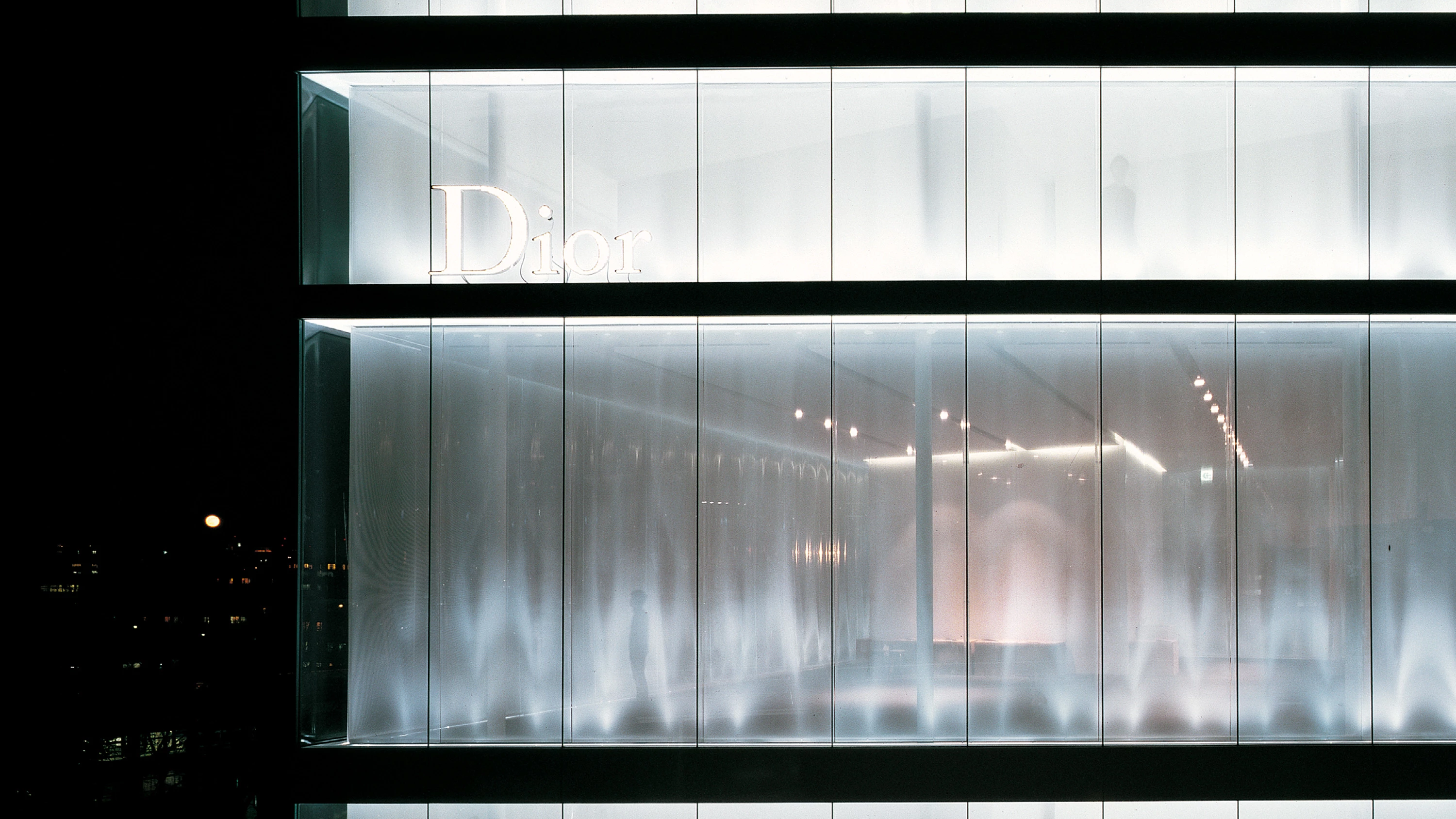 A inspiração de hoje é o edifício da loja Dior em Tóquio, Japão. O projeto  é assinado pela arqui…