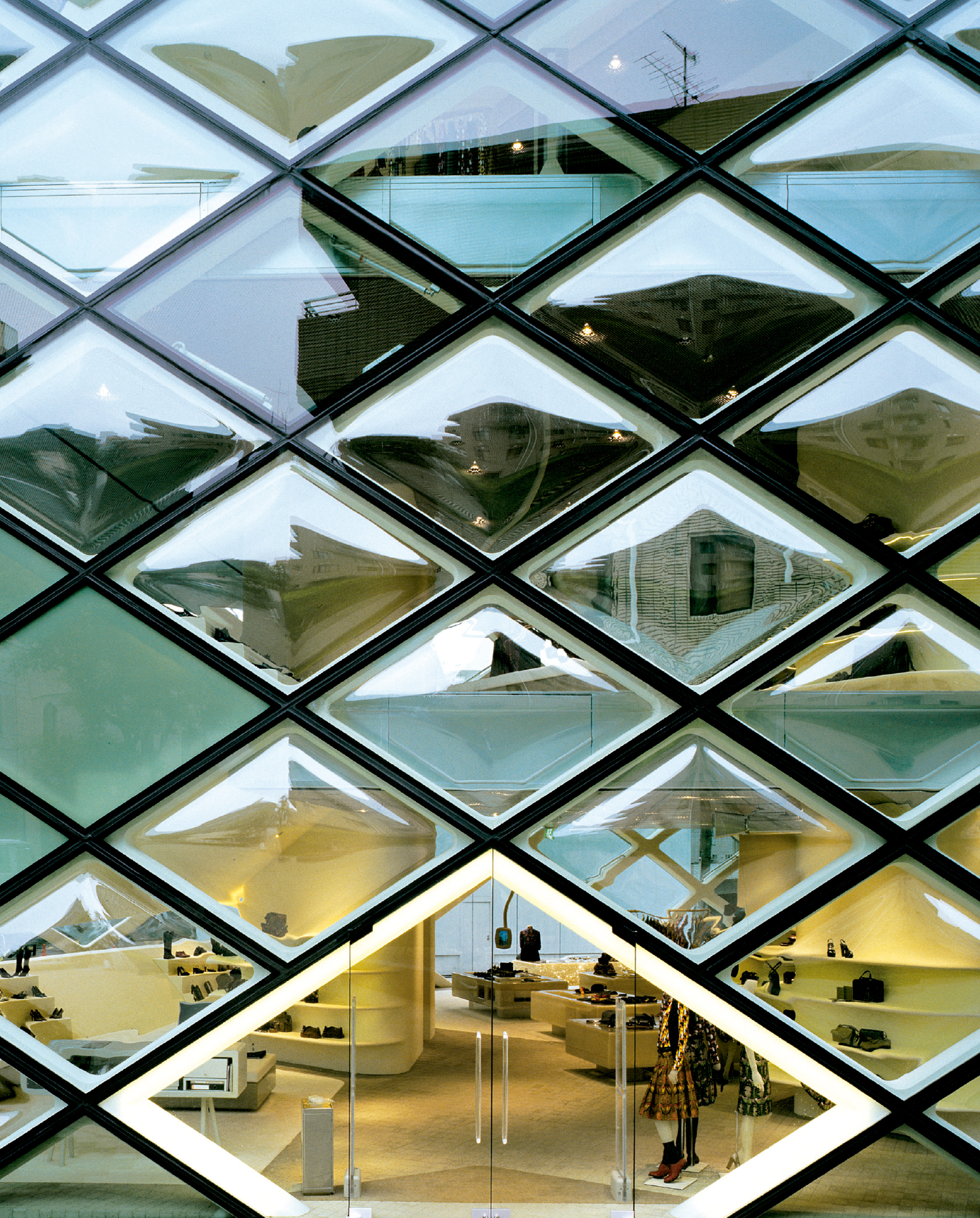 Prada Building in Aoyama, Tokyo - Herzog & de Meuron | Arquitectura Viva