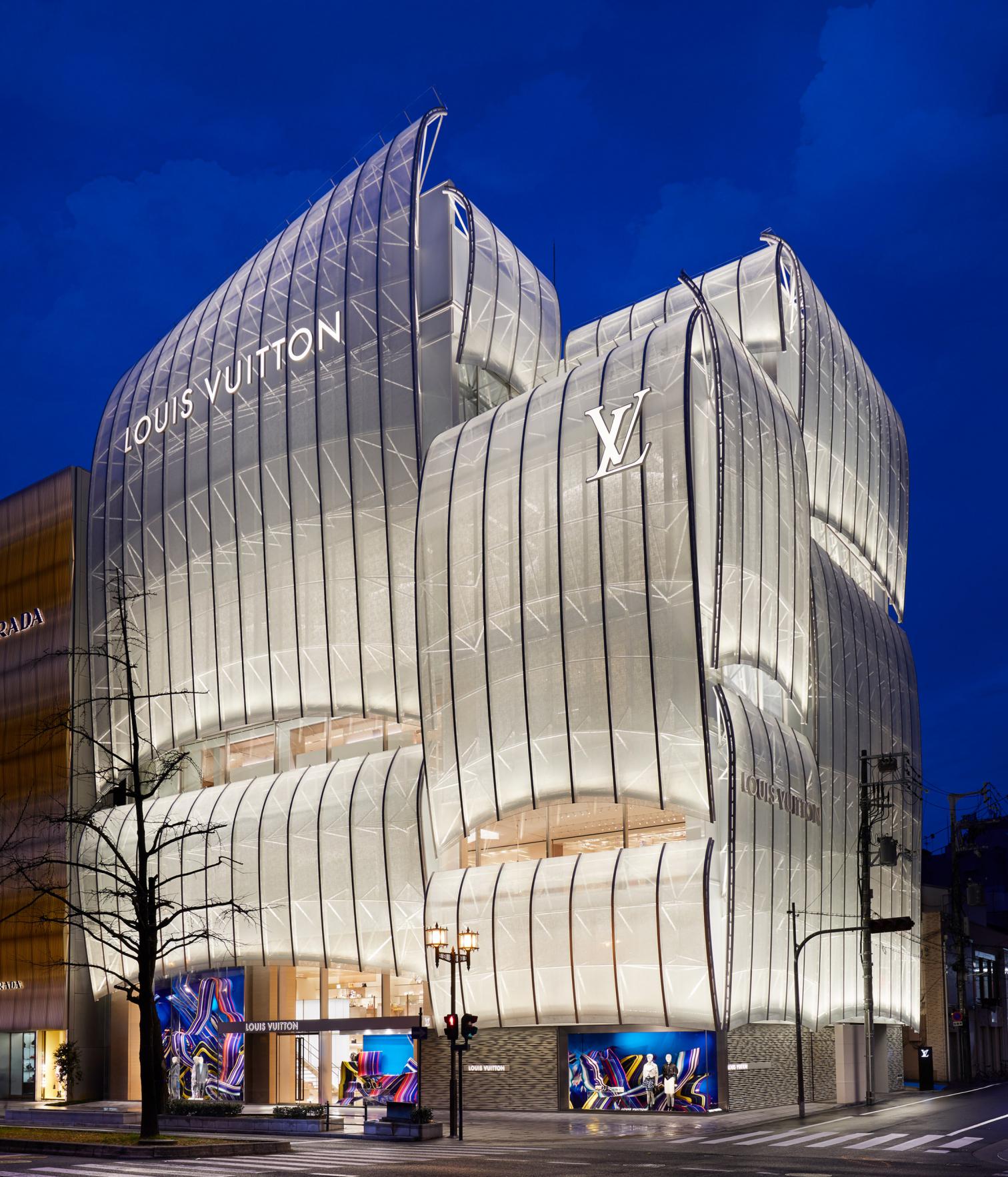 迎接新开始，Louis Vuitton 为门店橱窗绘上彩虹 – NOWRE现客