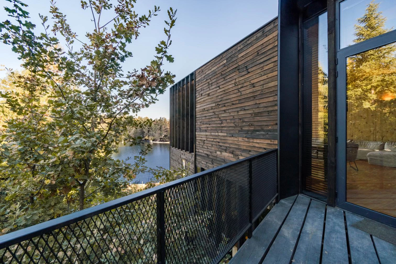 Casa en pendiente junto al lago Rapel