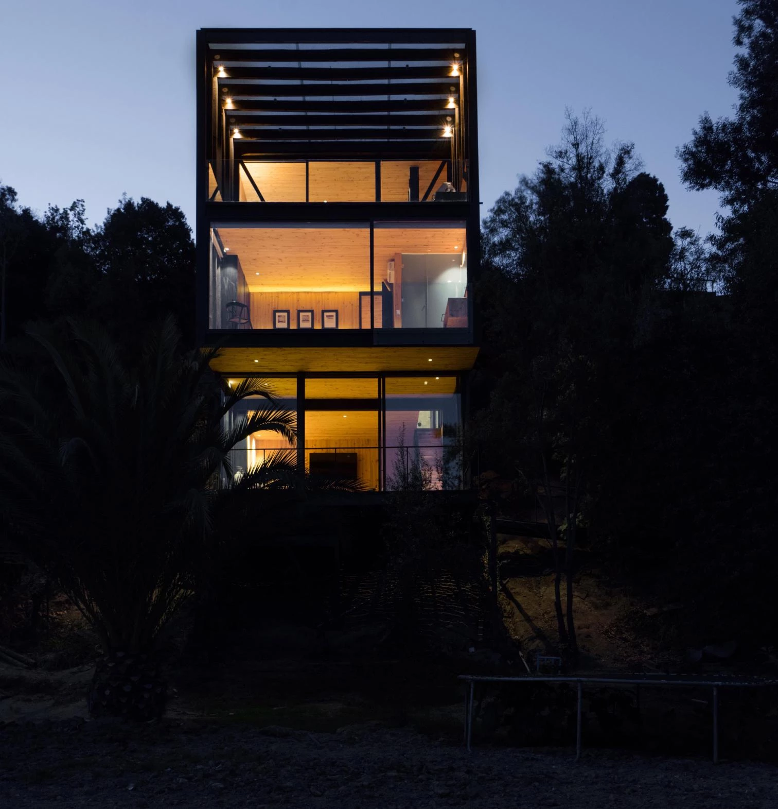Casa en pendiente junto al lago Rapel