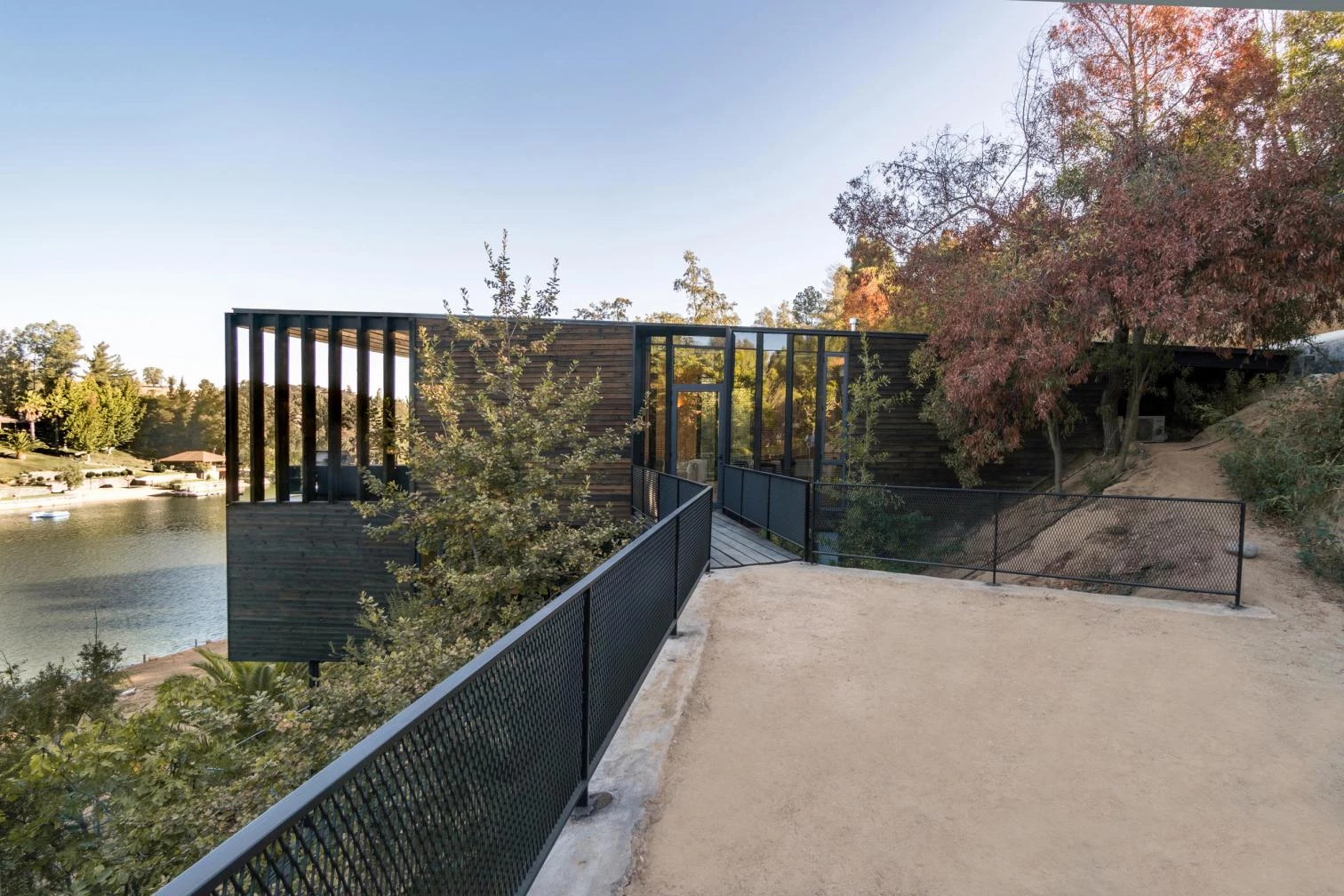 Casa en pendiente junto al lago Rapel
