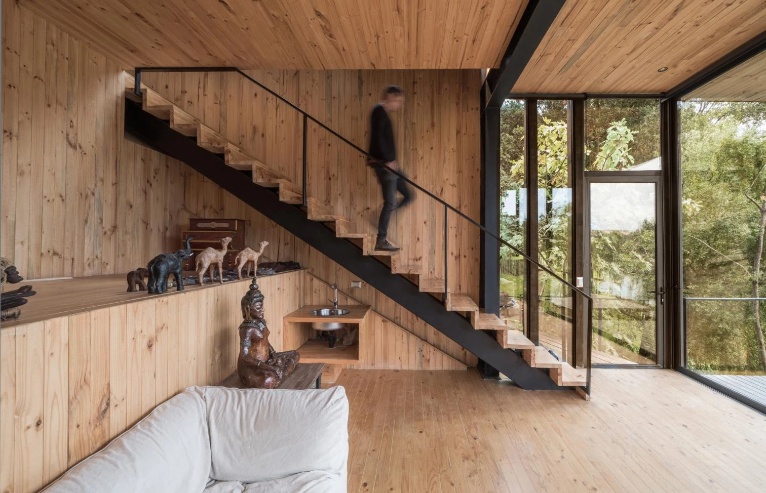 Casa en pendiente junto al lago Rapel