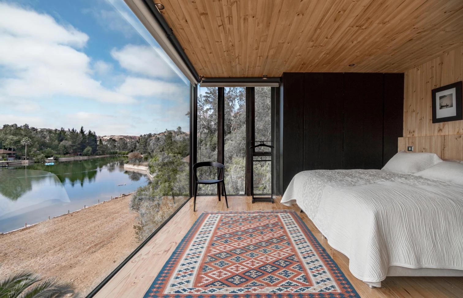 Casa en pendiente junto al lago Rapel