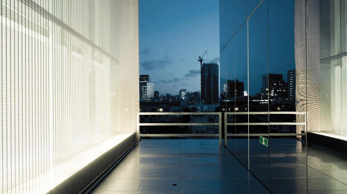 Jun Aoki & Associates envuelve tienda LV en Tokio con fachada similar al  agua