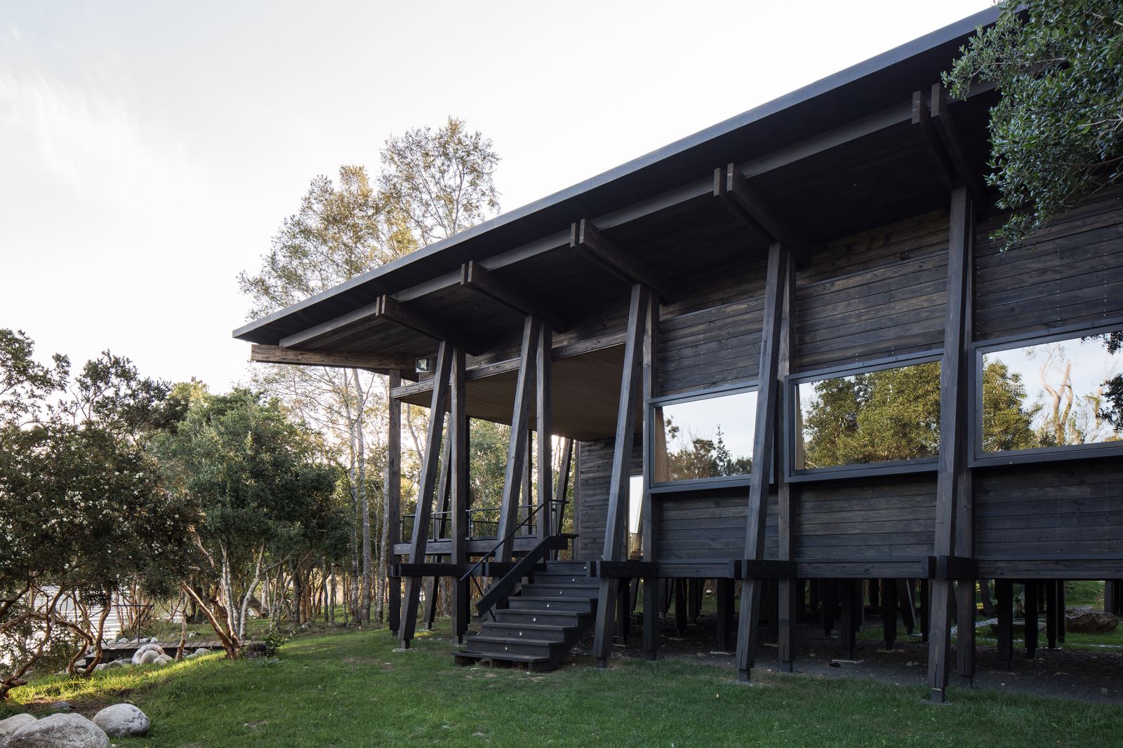 House with a Courtyard, Ranco Lake - Guillermo Hevia Catalina Poblete |  Arquitectura Viva