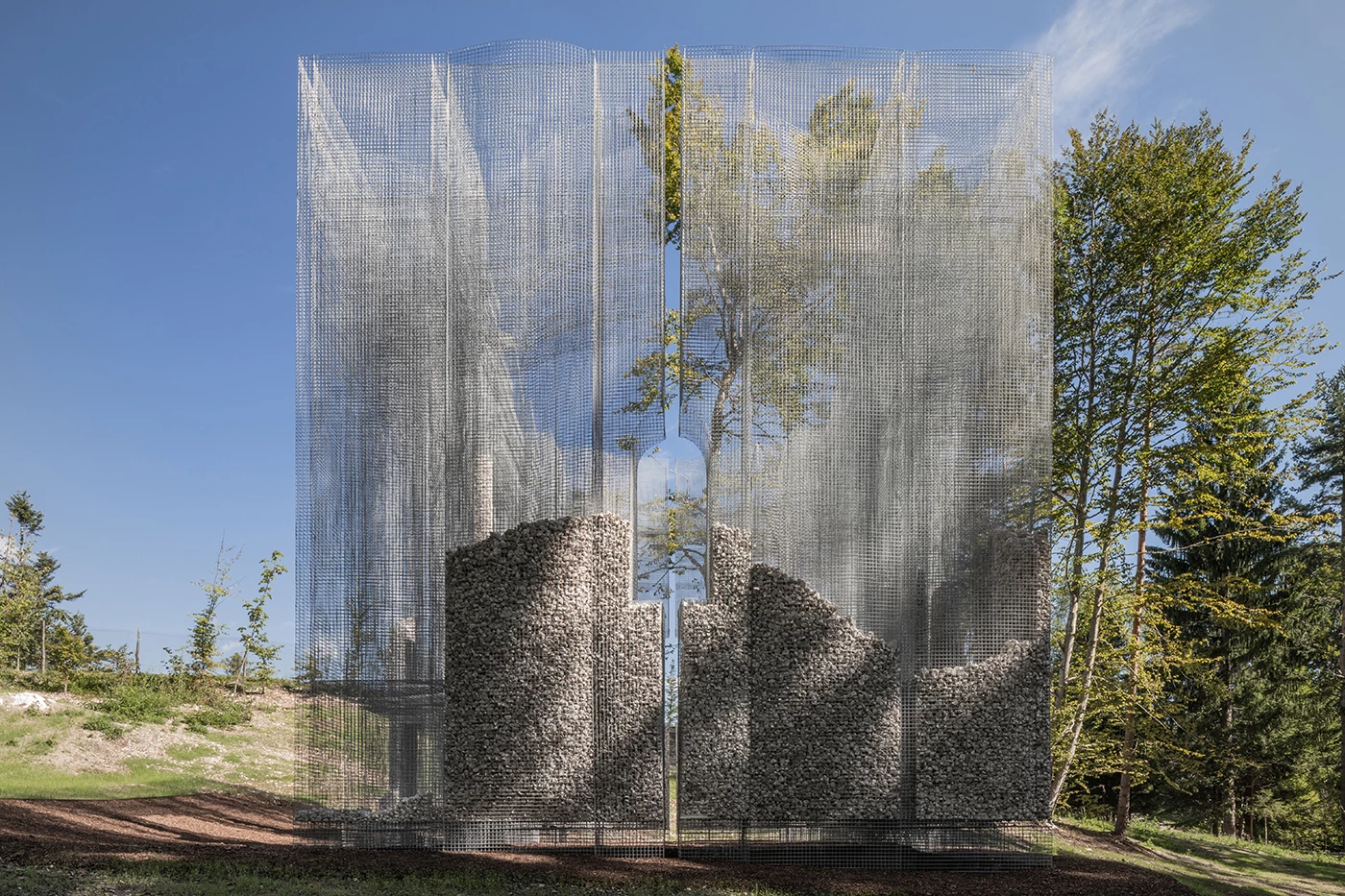 Edoardo Tresoldi, ‘Simbiosi’ en Borgo Valsugana (Italia)