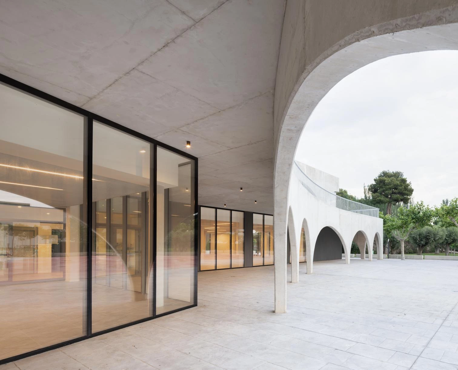 Café/restaurant pavilion at Miralbueno-El Olivar Sports Club in Zaragoza