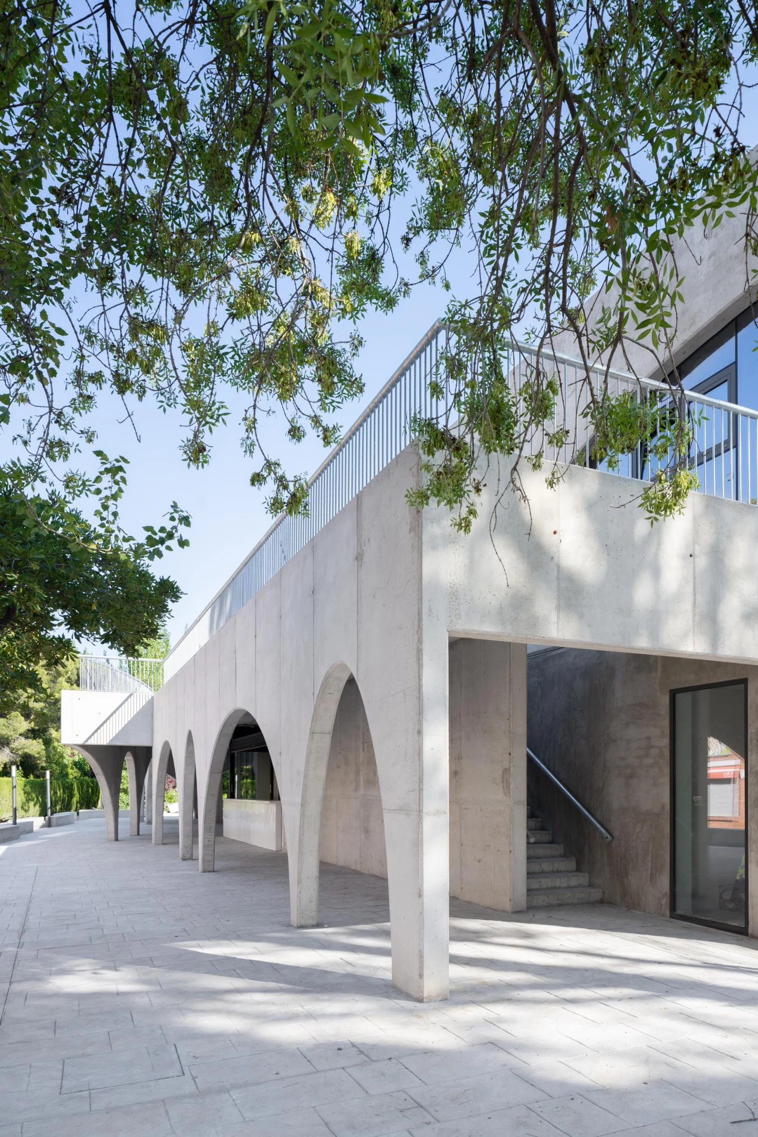 Café/restaurant pavilion at Miralbueno-El Olivar Sports Club in Zaragoza