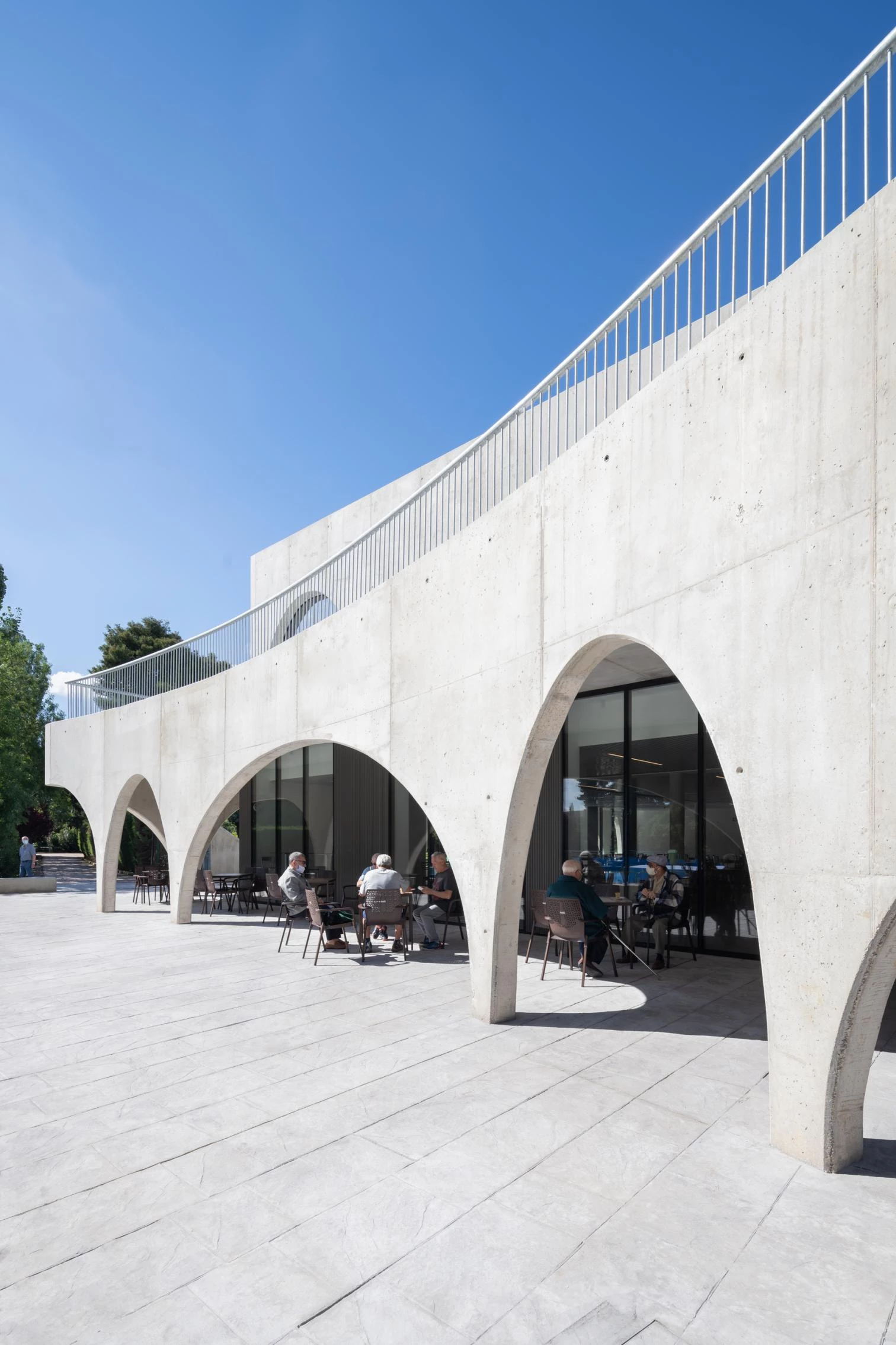 Café/restaurant pavilion at Miralbueno-El Olivar Sports Club in Zaragoza