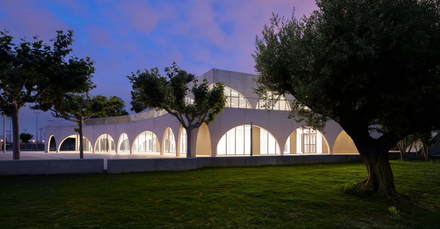 Café/restaurant pavilion at Miralbueno-El Olivar Sports Club in Zaragoza