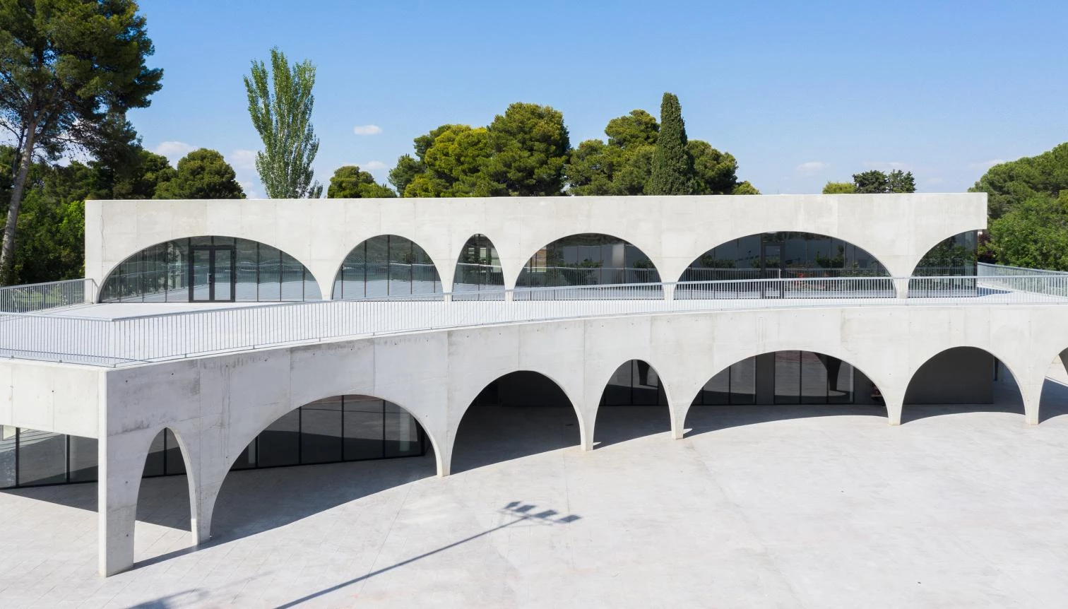 Café/restaurant pavilion at Miralbueno-El Olivar Sports Club in Zaragoza