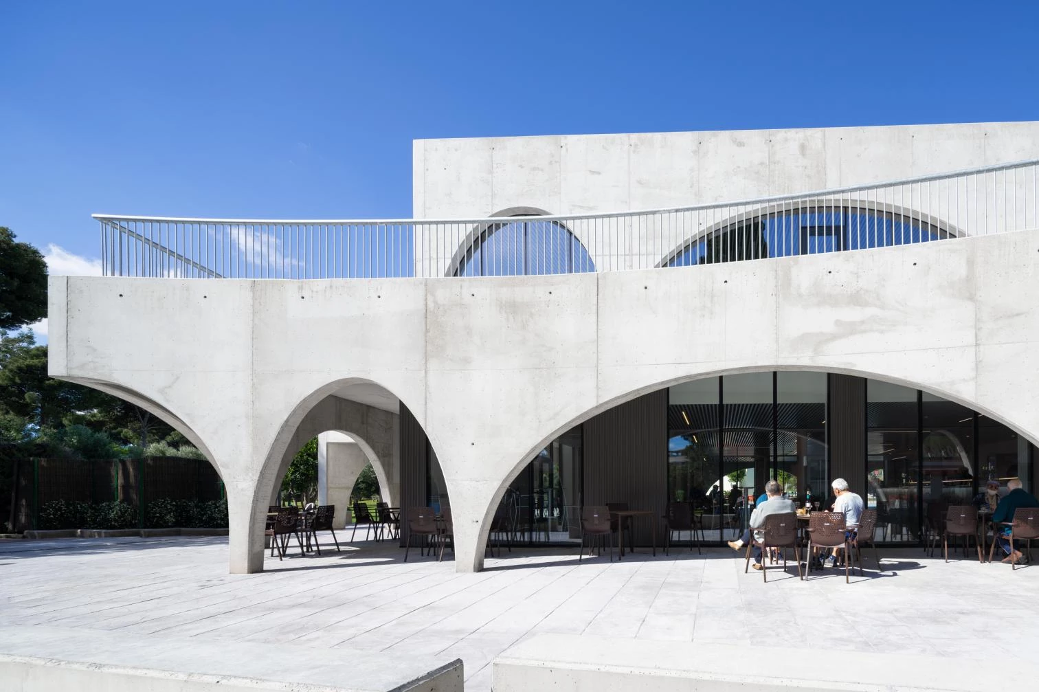 Café/restaurant pavilion at Miralbueno-El Olivar Sports Club in Zaragoza