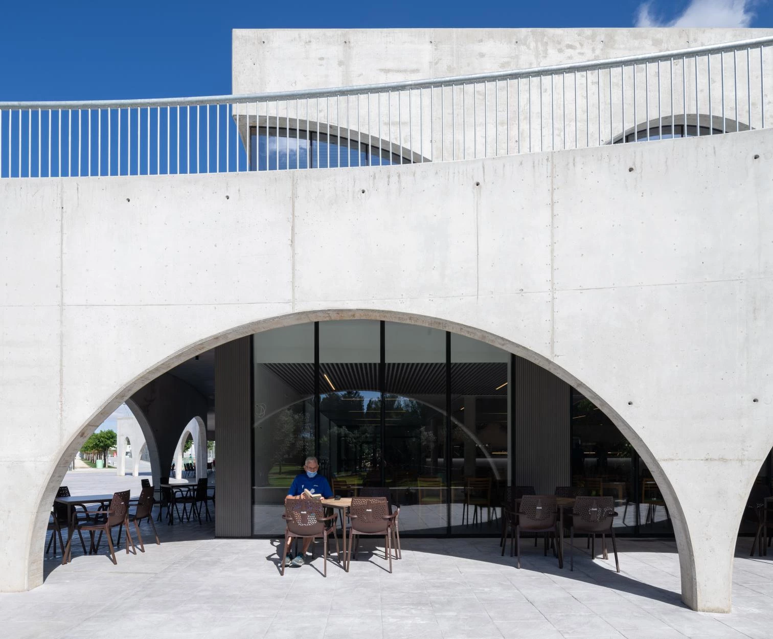 Café/restaurant pavilion at Miralbueno-El Olivar Sports Club in Zaragoza