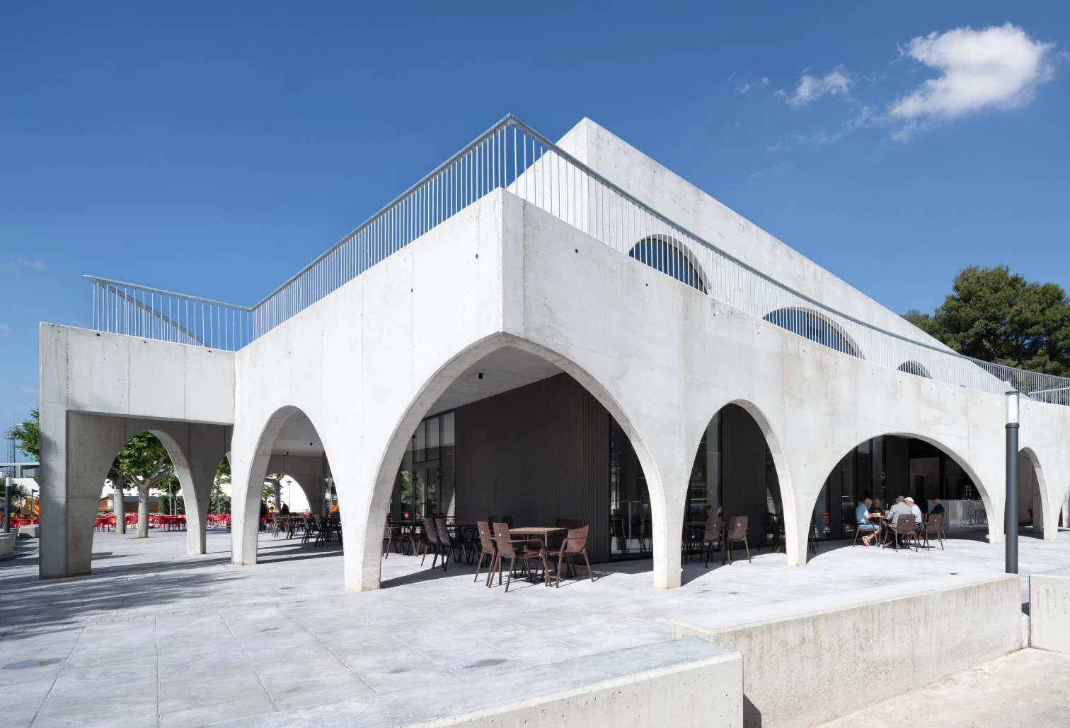 Café/restaurant pavilion at Miralbueno-El Olivar Sports Club in Zaragoza
