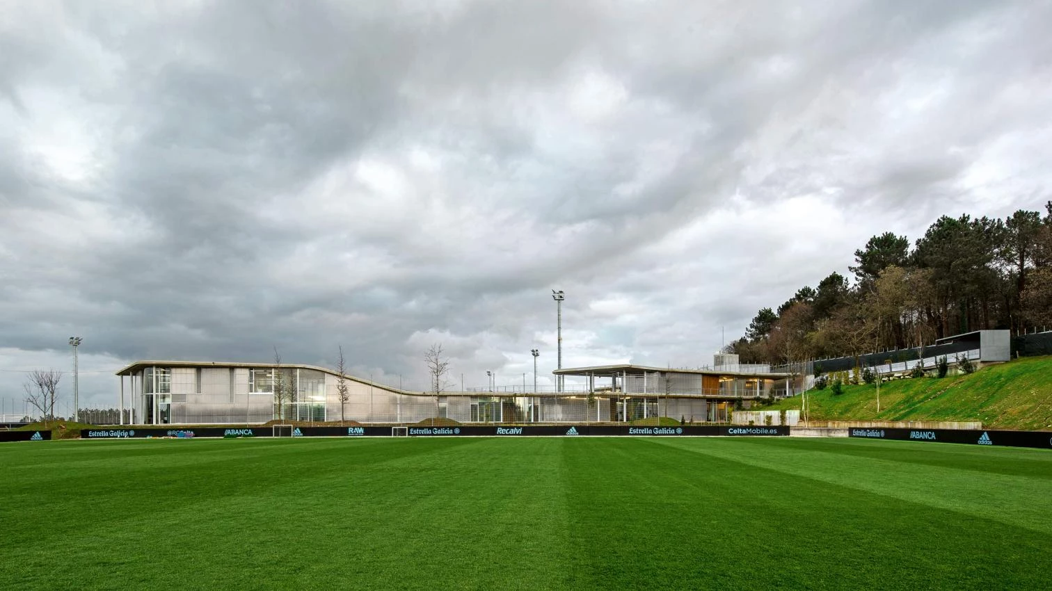 Ciudad Deportiva Afouteza, Mos