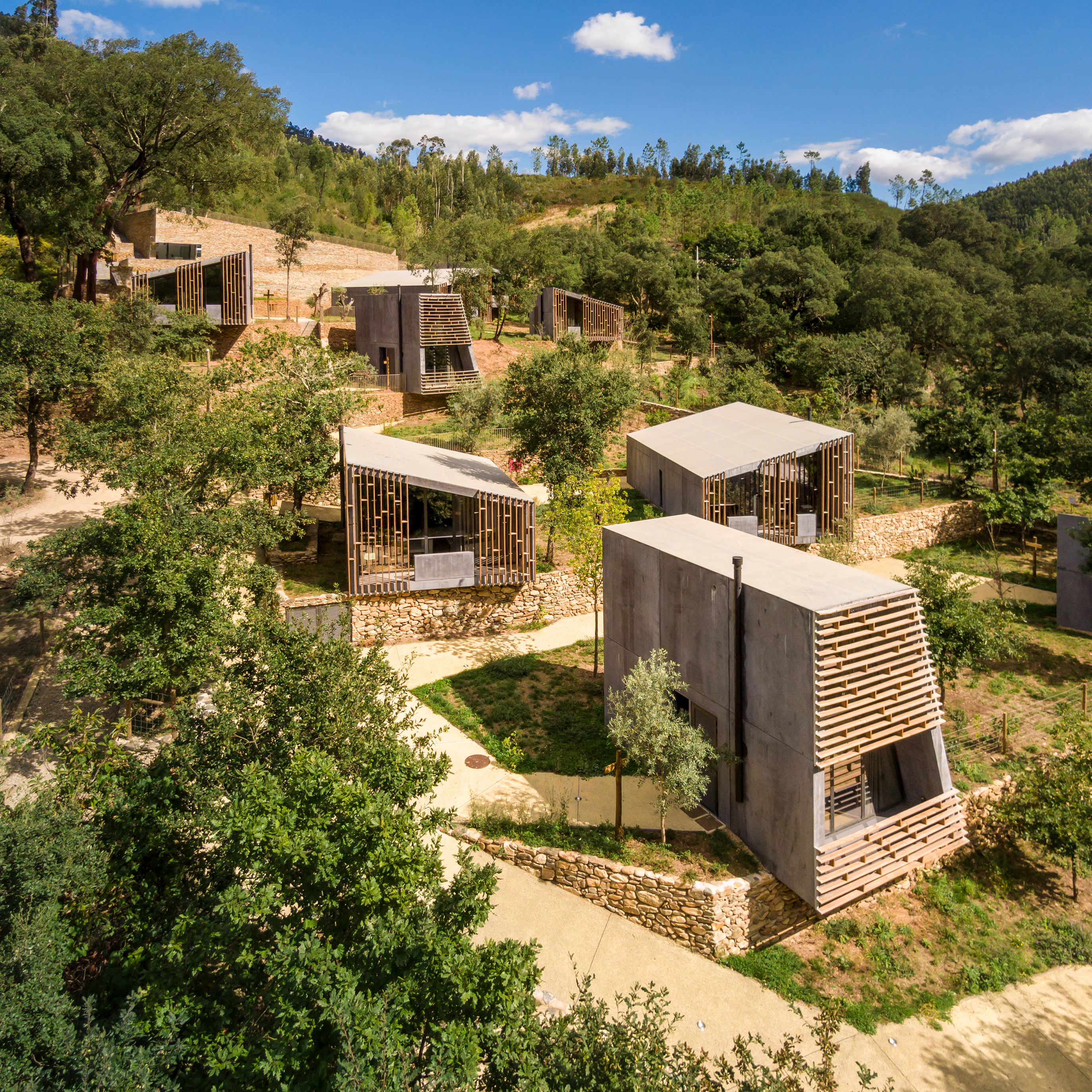 Once cabañas en el bosque de Paradinha - Summary | Arquitectura Viva
