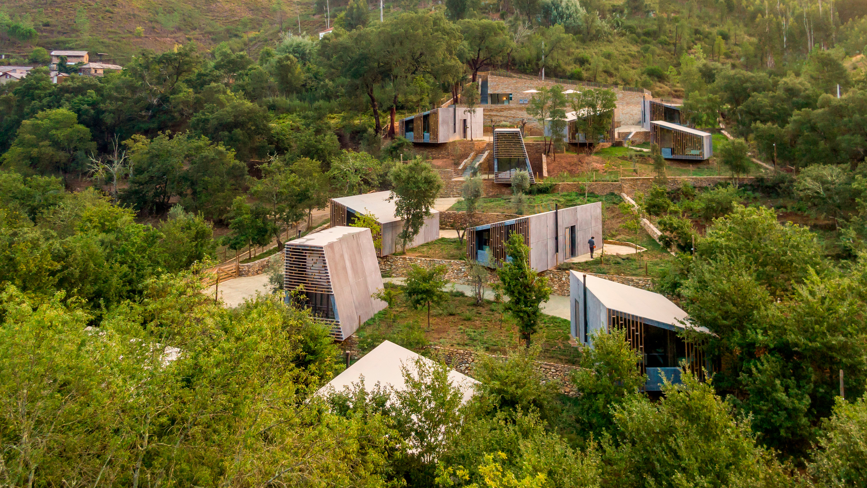 Once cabañas en el bosque de Paradinha - Summary | Arquitectura Viva