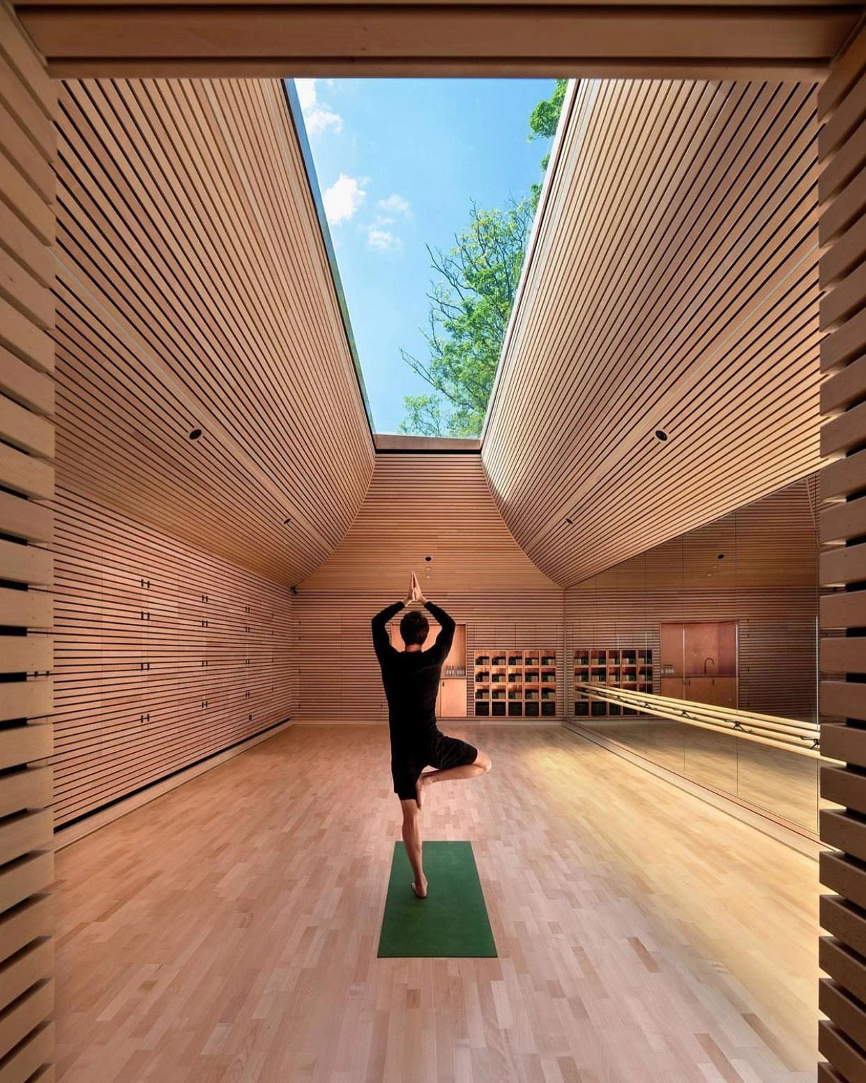 Rammed Earth Yoga Studio / Invisible Studio