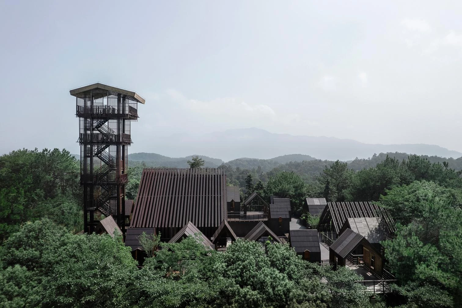 El pueblo de las cabañas de madera en Jiujiang