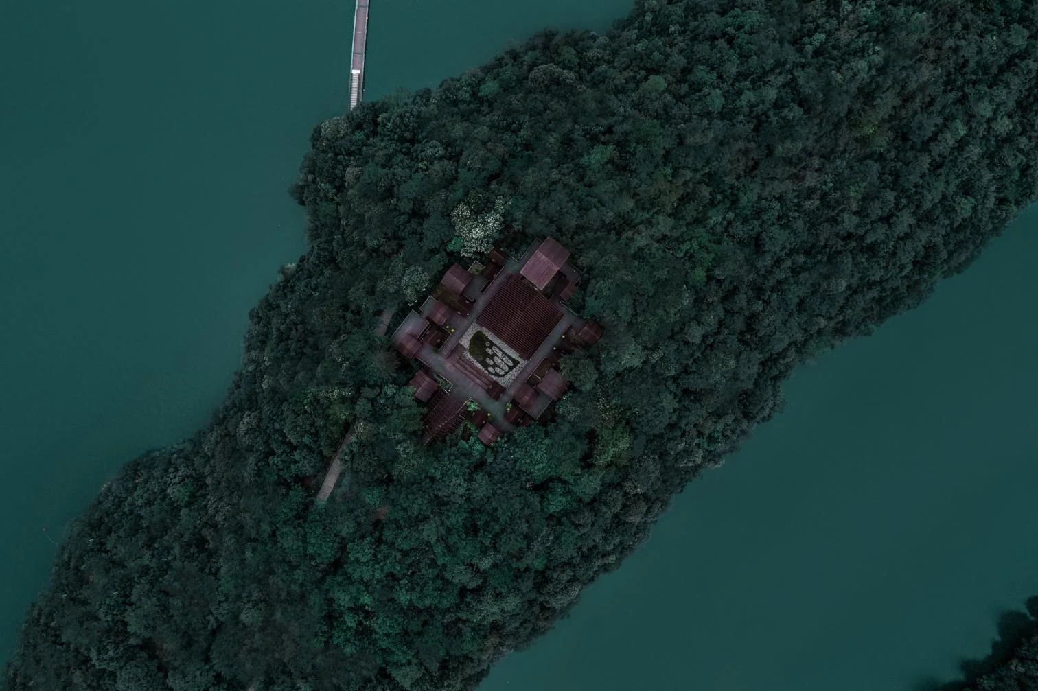 El pueblo de las cabañas de madera en Jiujiang