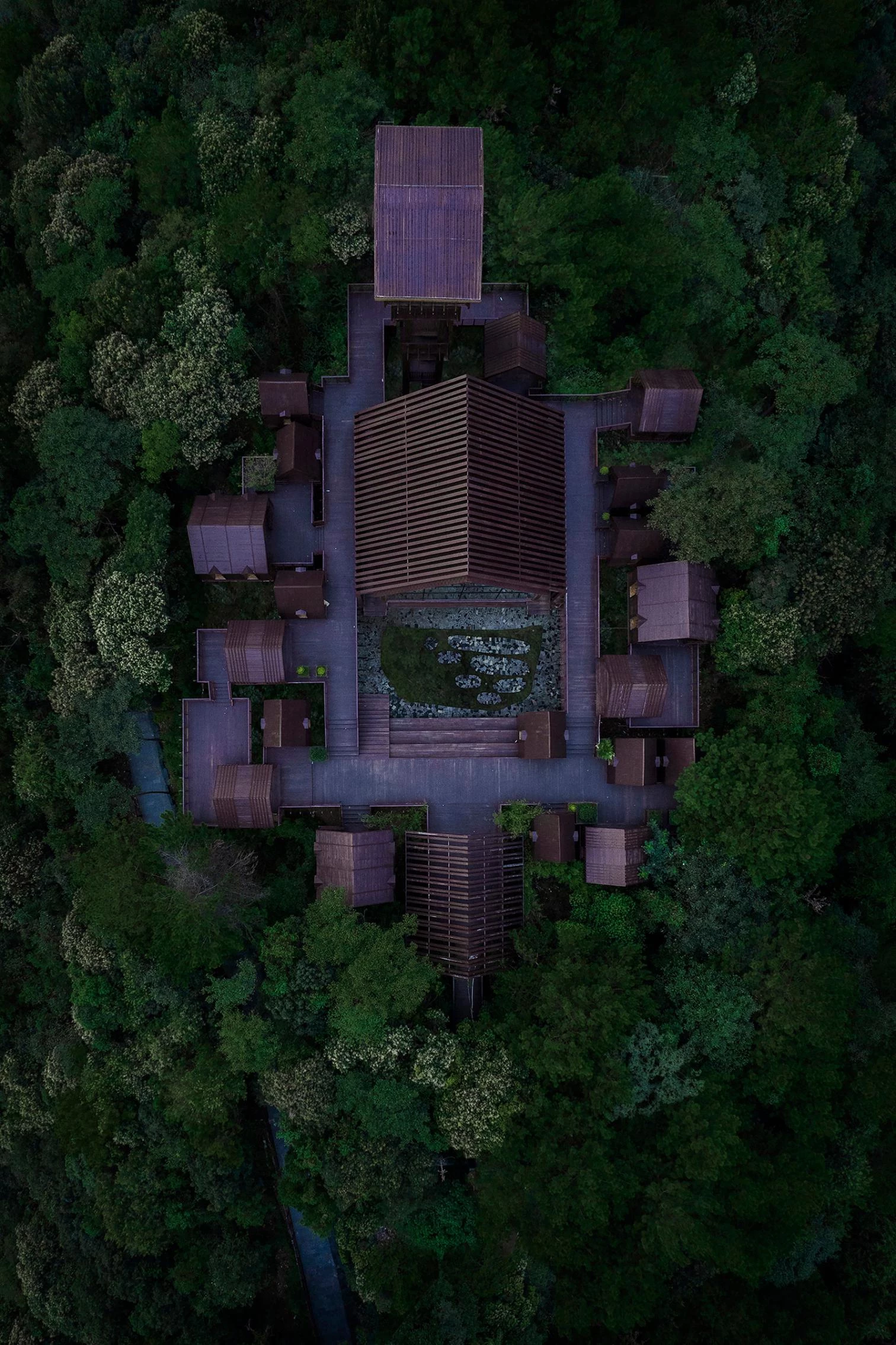 El pueblo de las cabañas de madera en Jiujiang