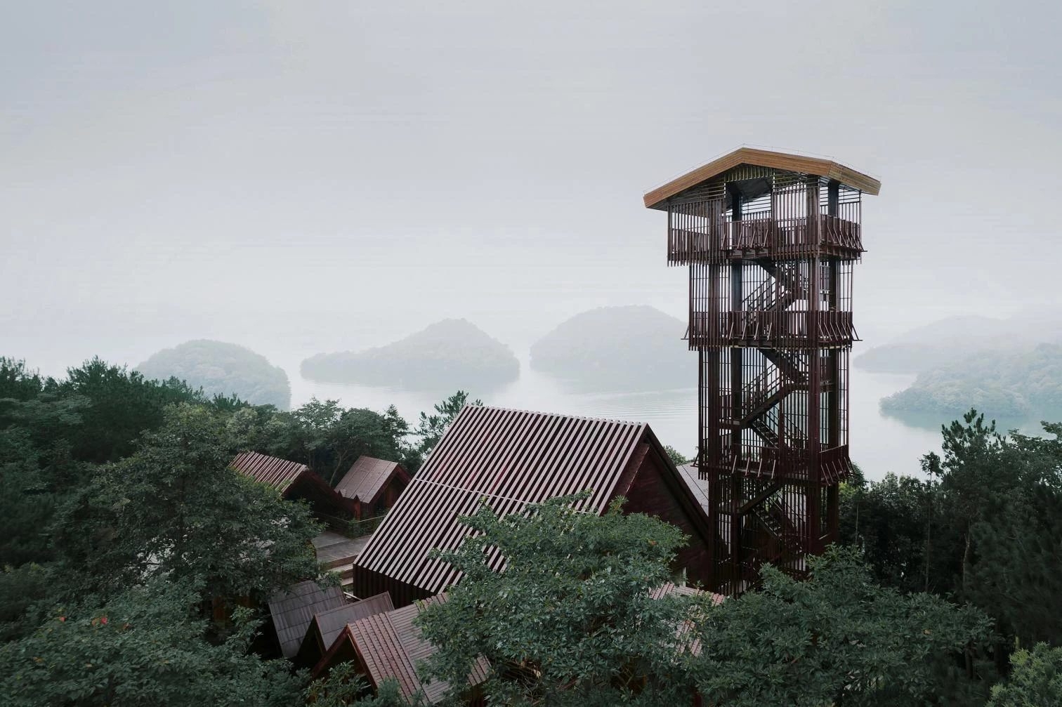 El pueblo de las cabañas de madera en Jiujiang