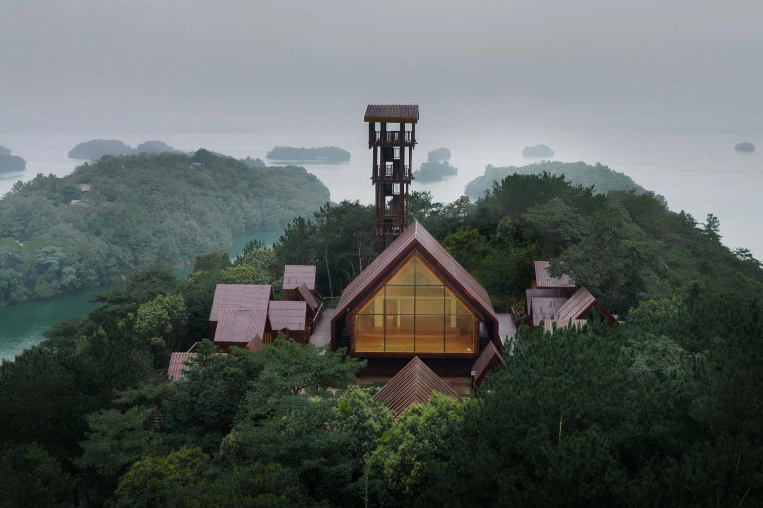 El pueblo de las cabañas de madera en Jiujiang