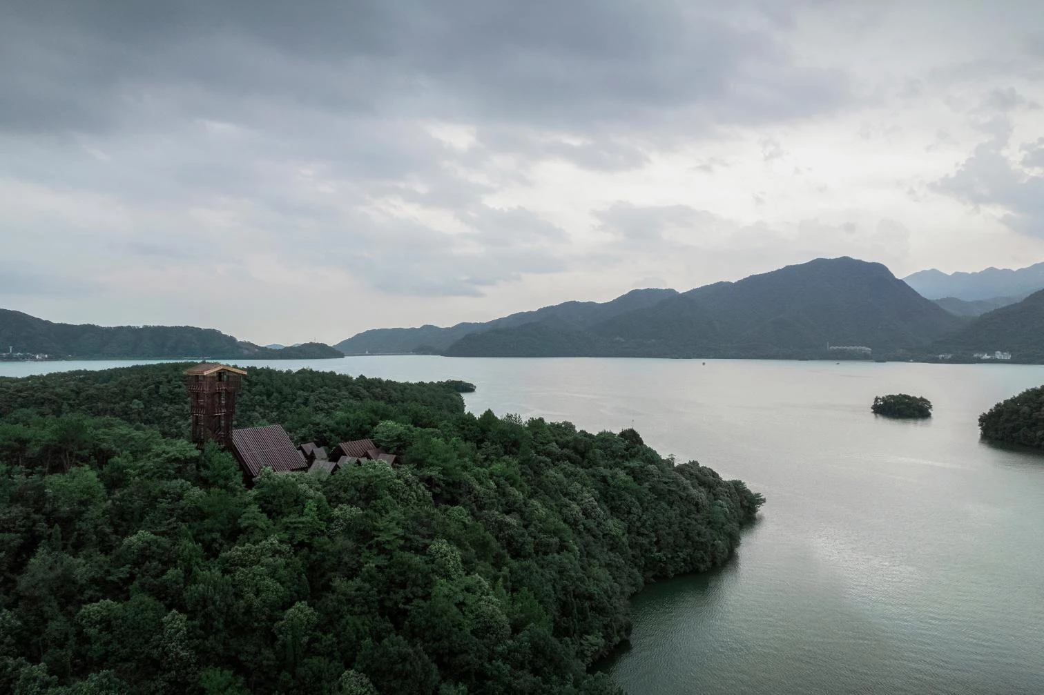 El pueblo de las cabañas de madera en Jiujiang