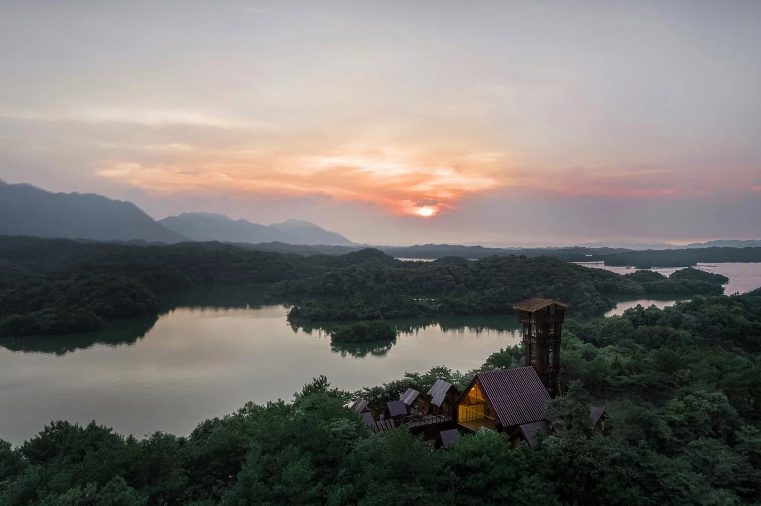 El pueblo de las cabañas de madera en Jiujiang