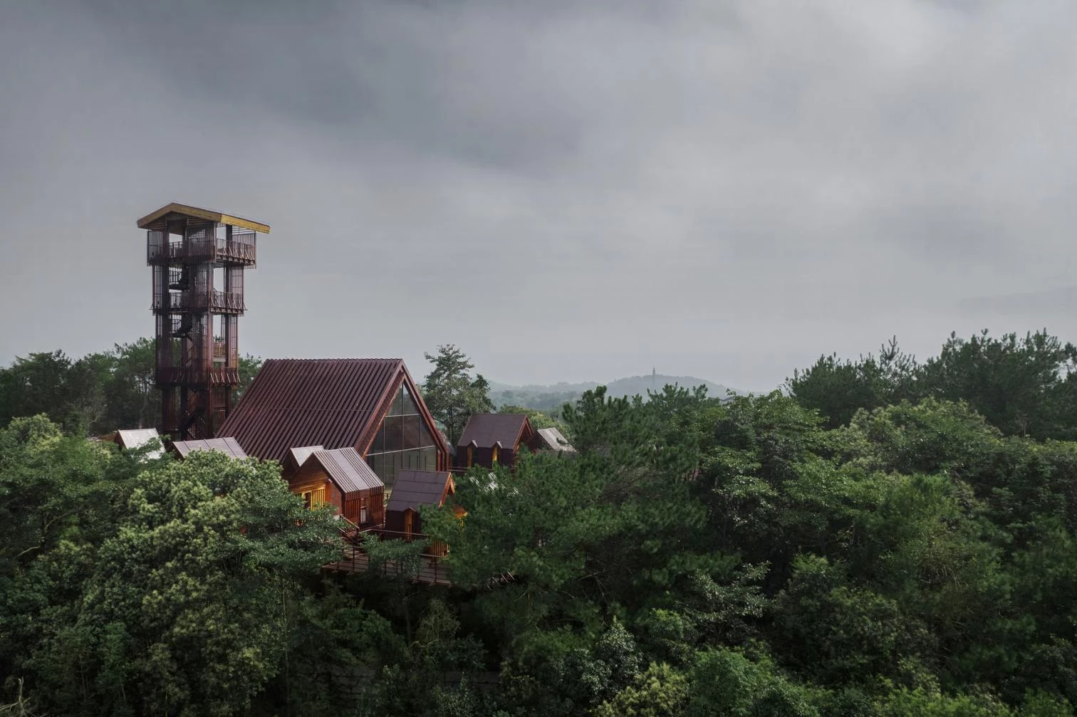 El pueblo de las cabañas de madera en Jiujiang