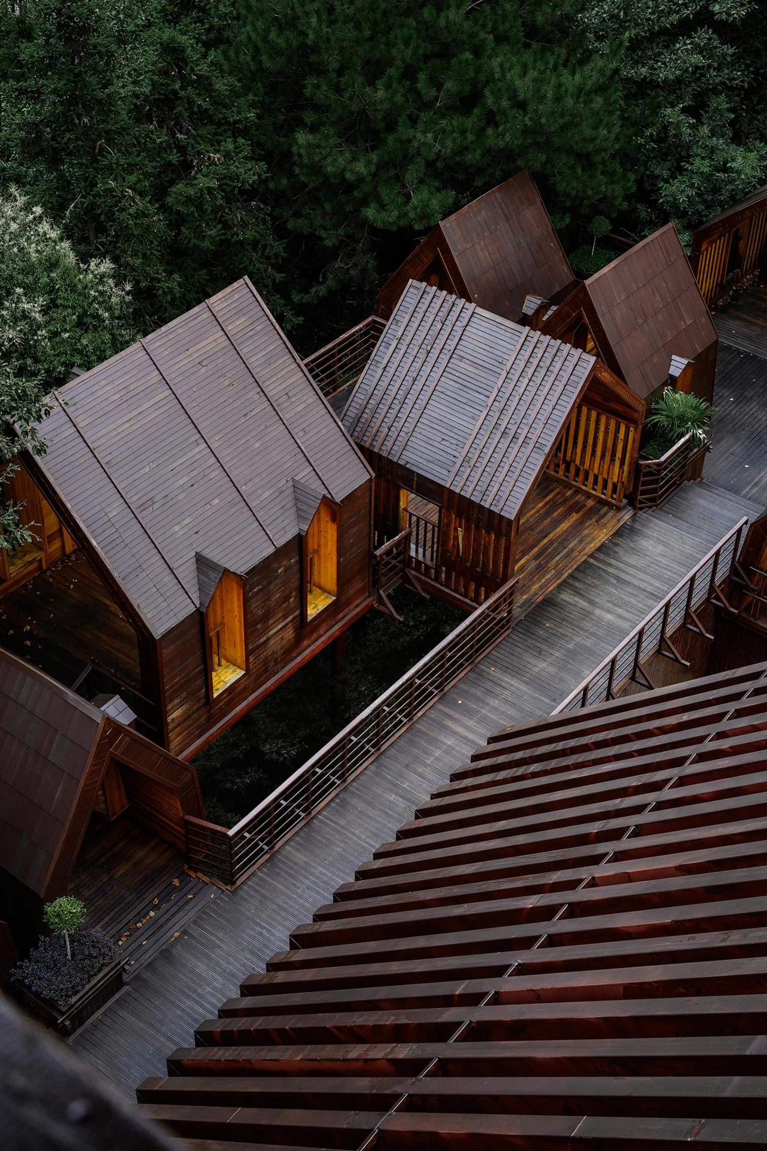 El pueblo de las cabañas de madera en Jiujiang