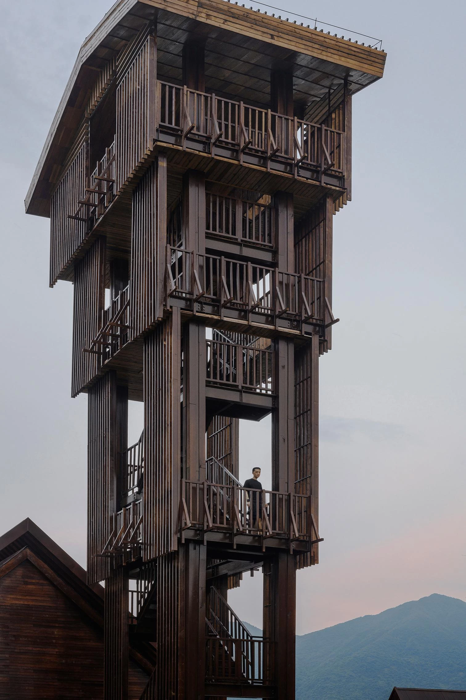 El pueblo de las cabañas de madera en Jiujiang