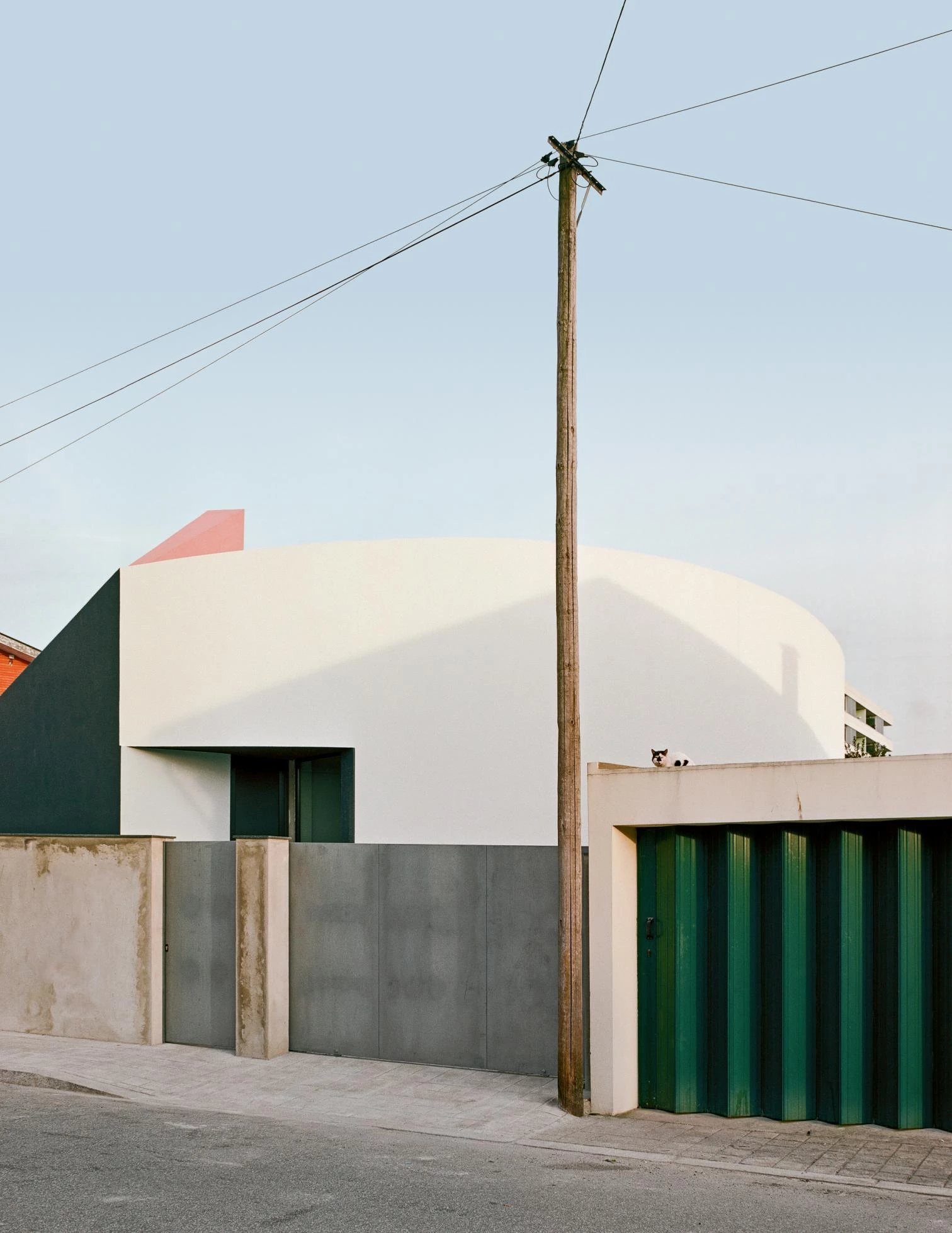 118 House Within Three Gestures en Gondomar