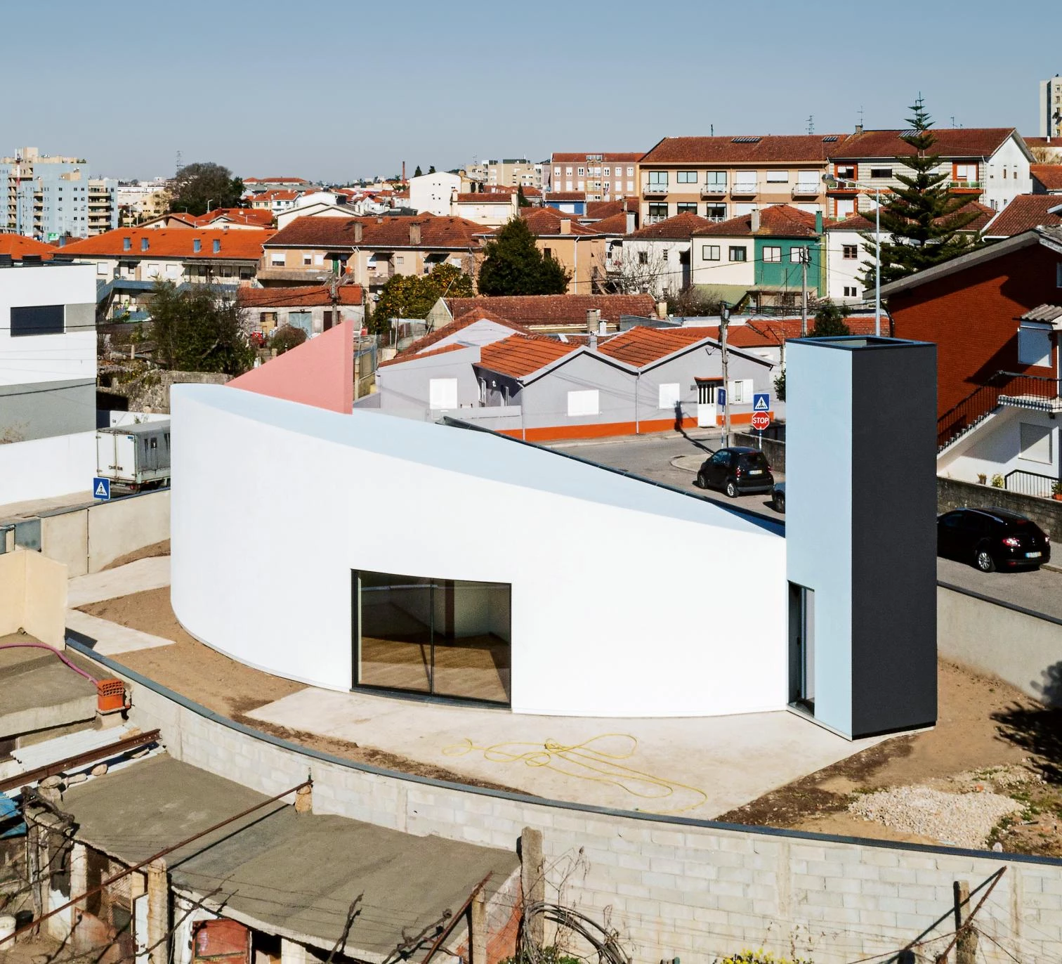118 House Within Three Gestures en Gondomar