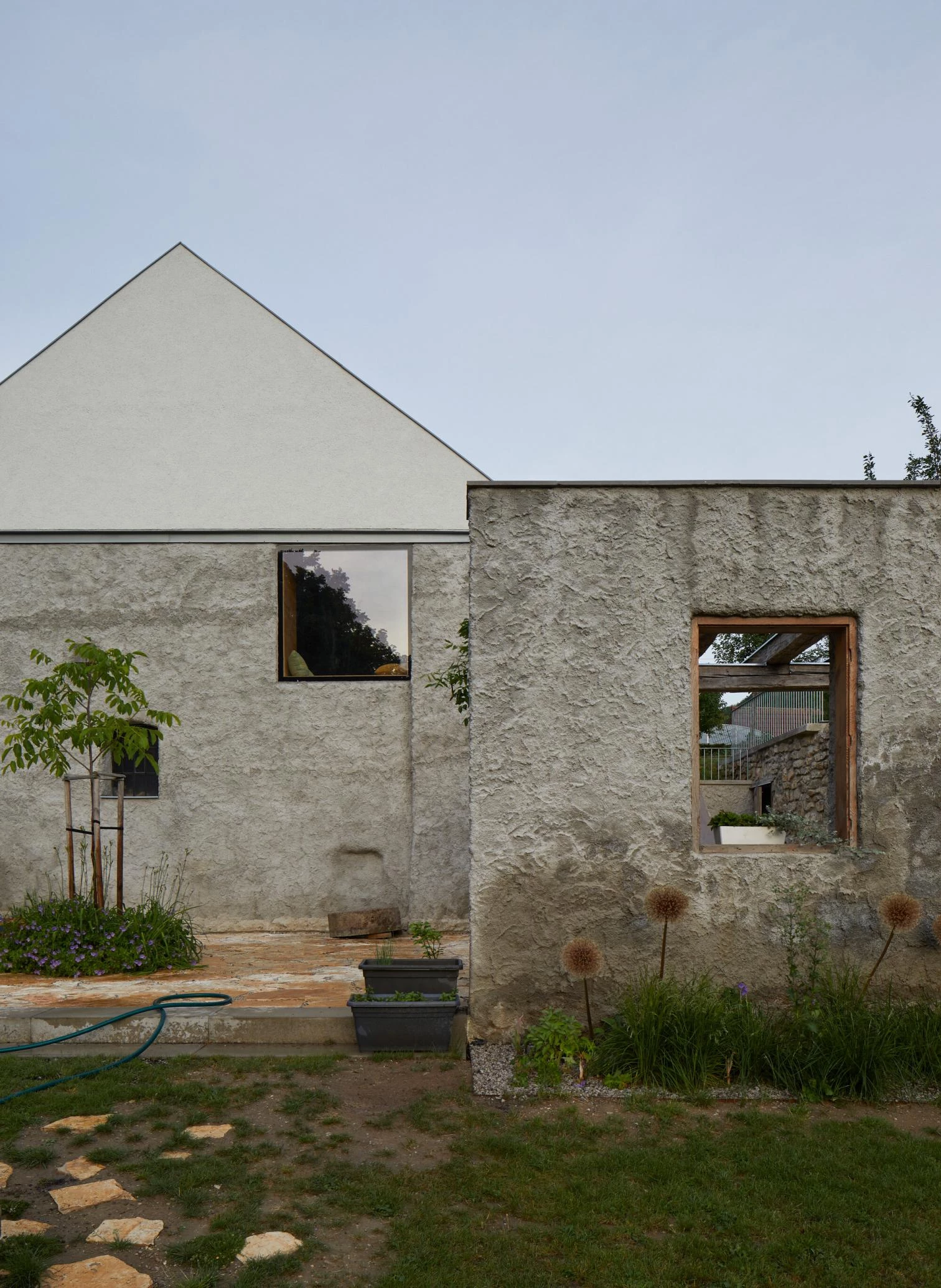 Casa nueva con molino antiguo