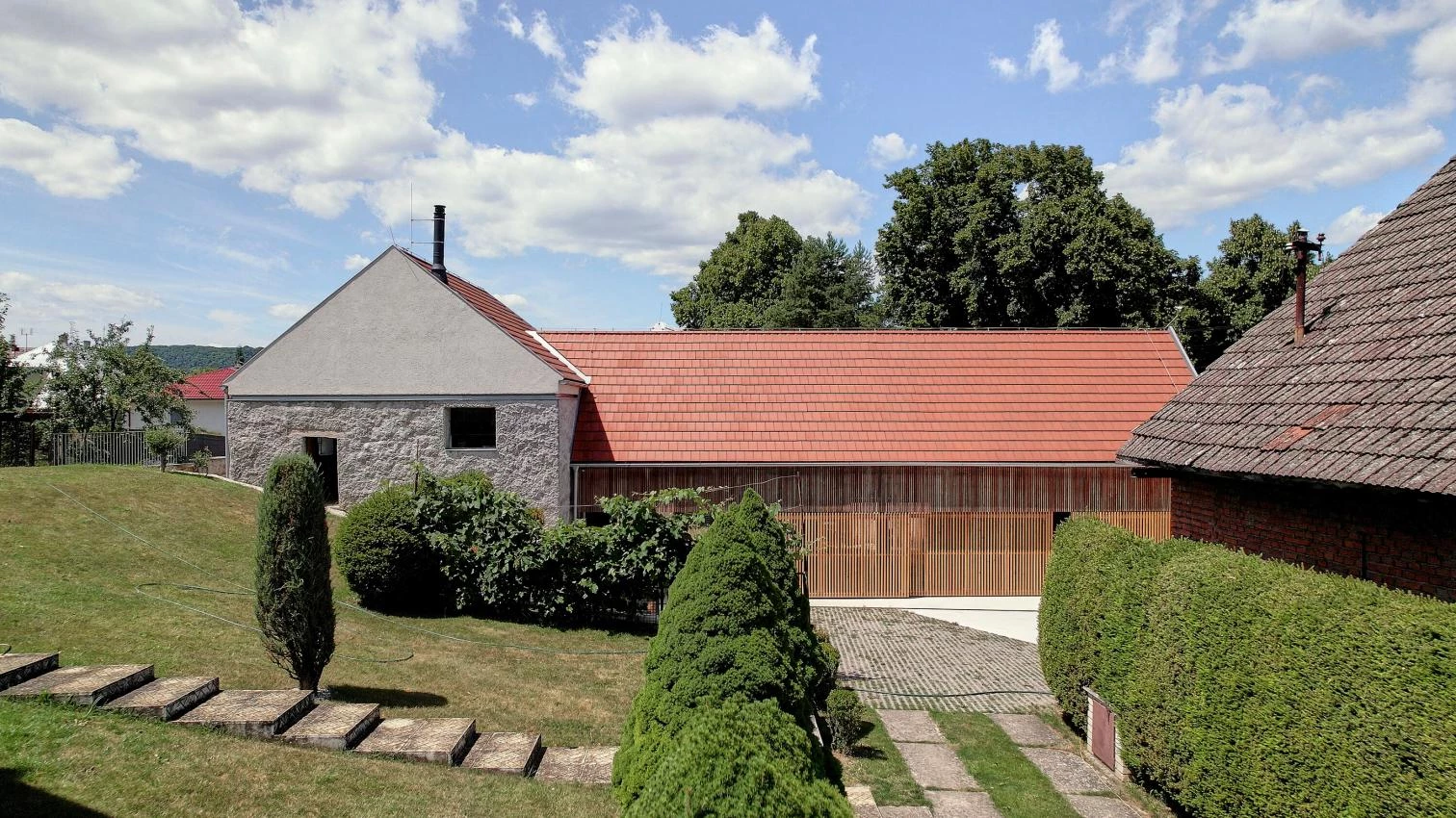 Casa nueva con molino antiguo