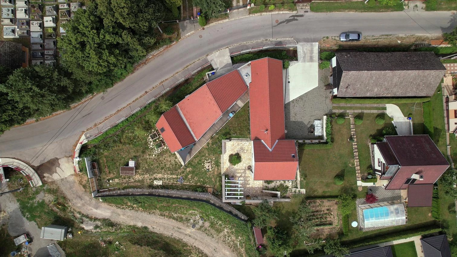 Casa nueva con molino antiguo