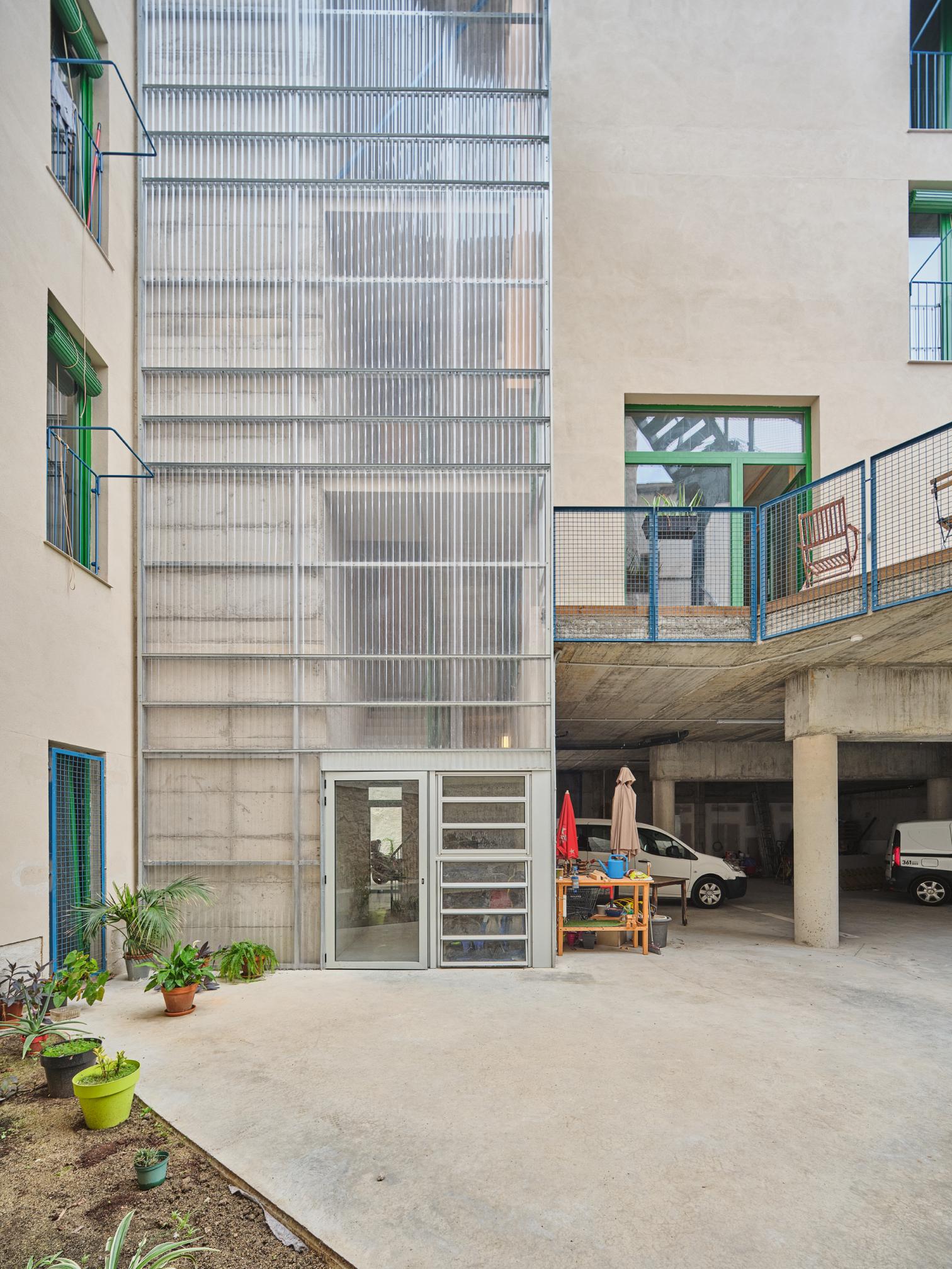 Espacios comunes entre bloques de vivienda.