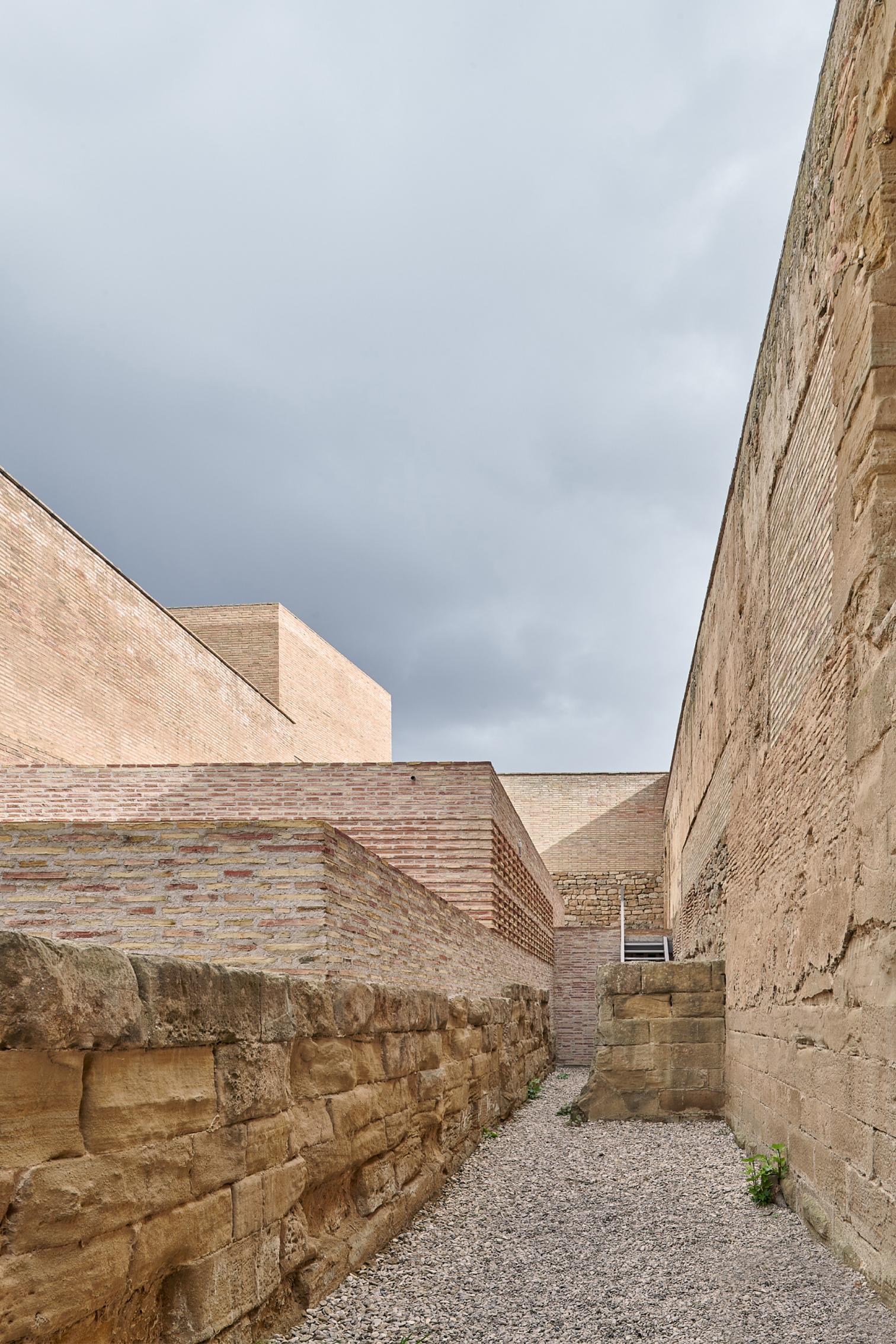 Adecuación de la nave de dormitorios del Monasterio de Sijena