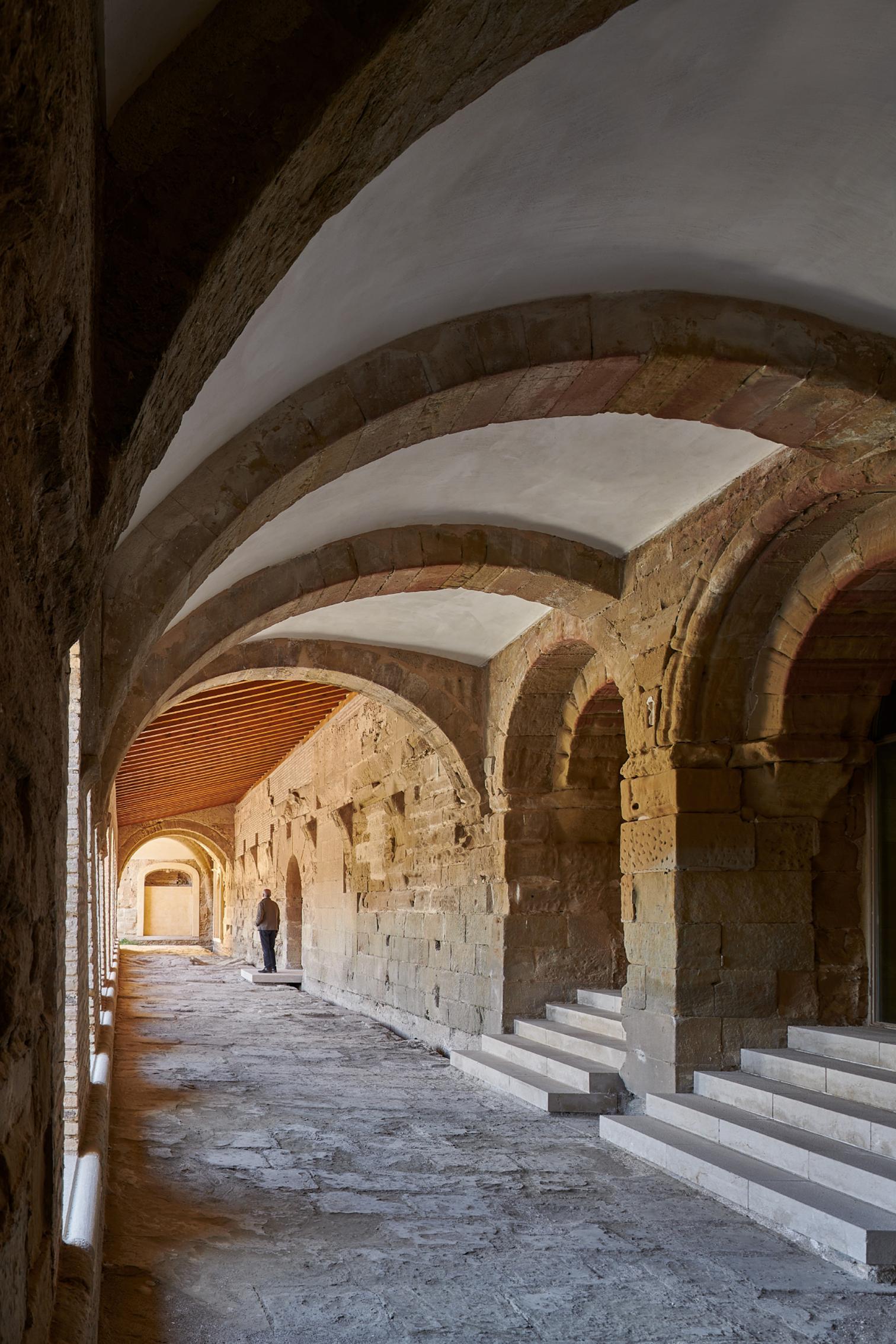 Adecuación de la nave de dormitorios del Monasterio de Sijena
