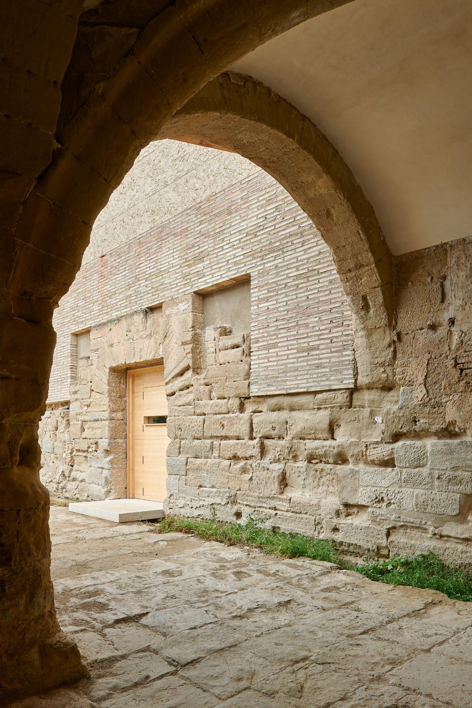 Adecuación de la nave de dormitorios del Monasterio de Sijena