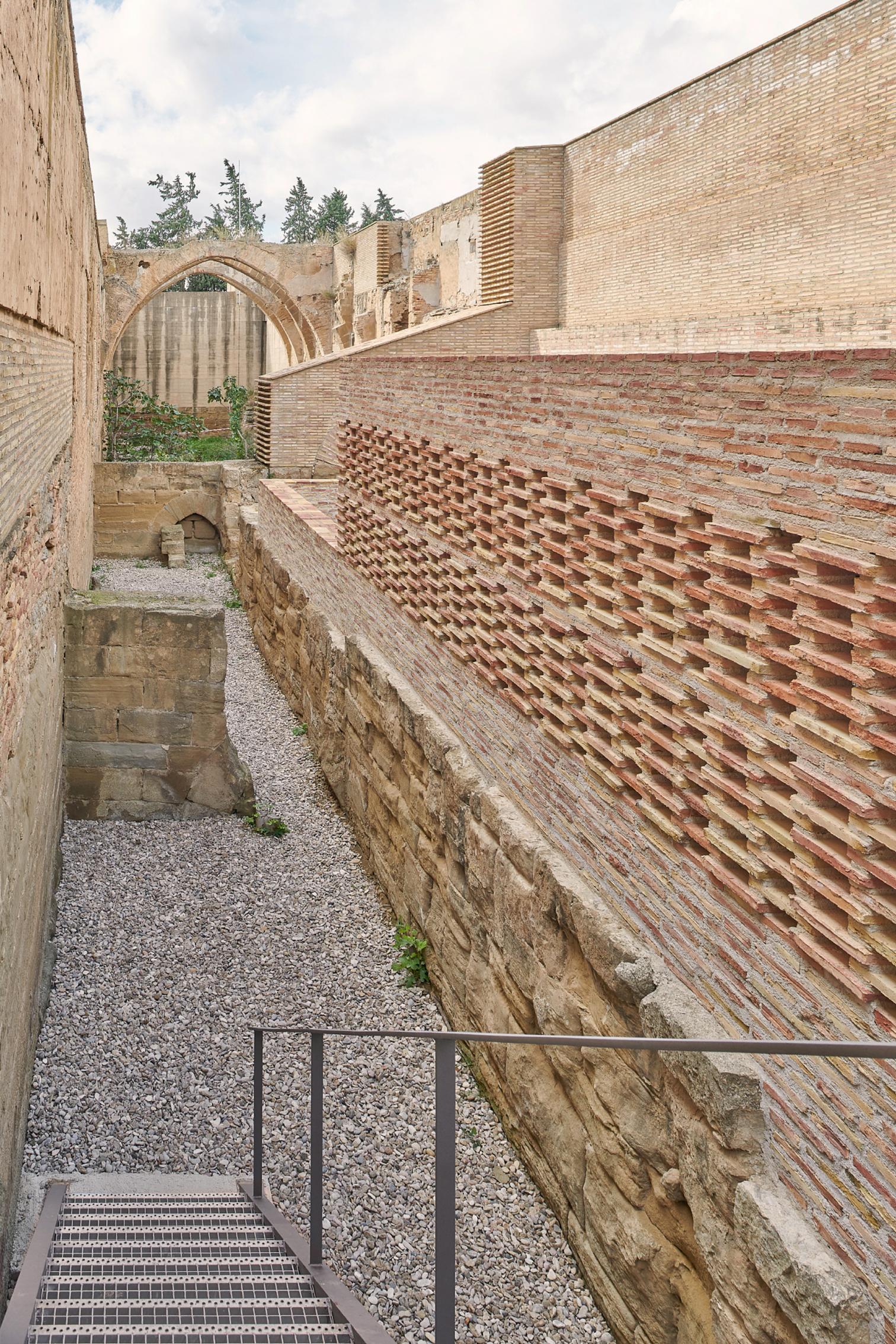 Adecuación de la nave de dormitorios del Monasterio de Sijena