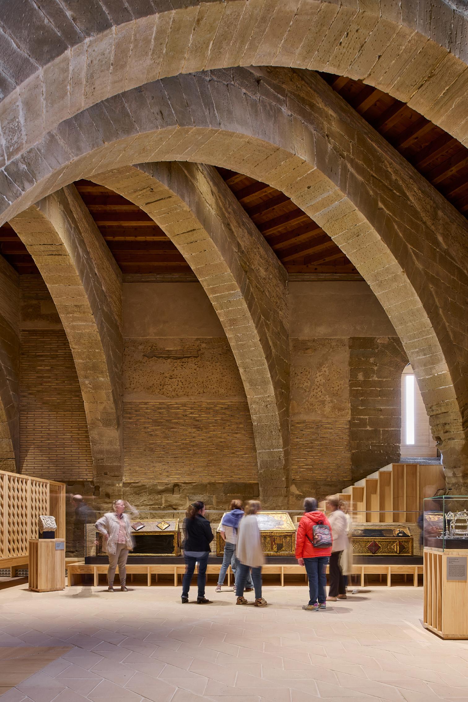 Adecuación de la nave de dormitorios del Monasterio de Sijena