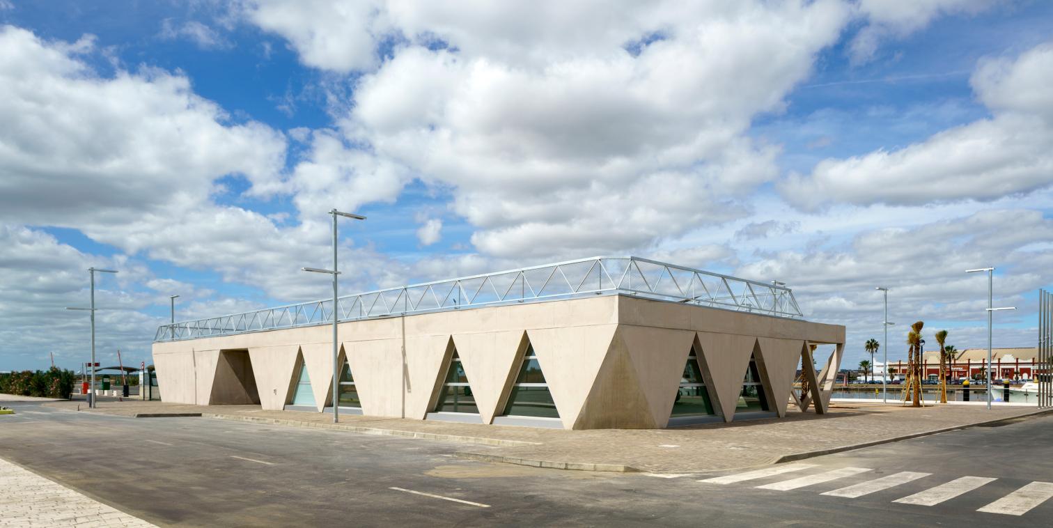 Edificio de Capitanía en el puerto deportivo de Ayamonte (Huelva)