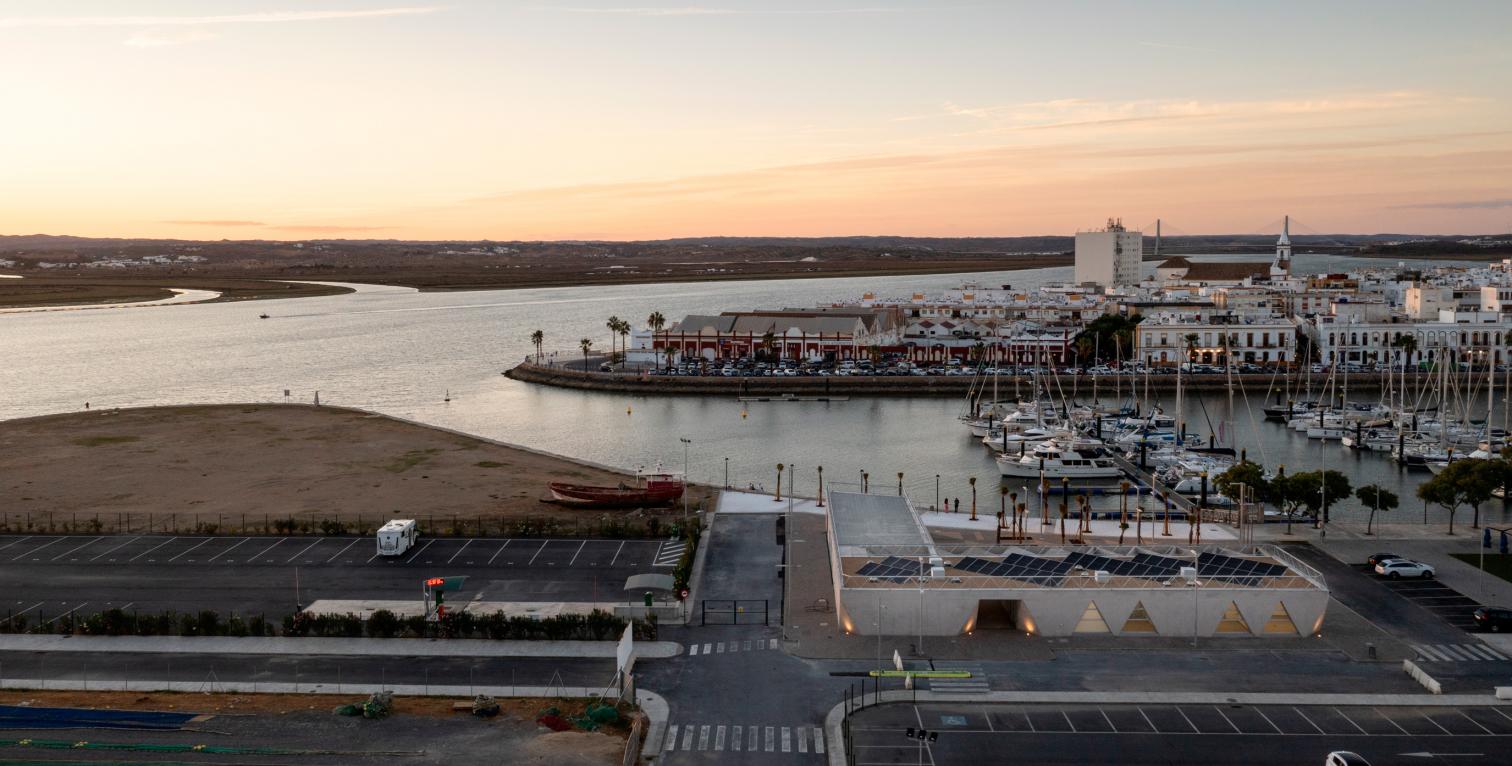 Edificio de Capitanía en el puerto deportivo de Ayamonte (Huelva)