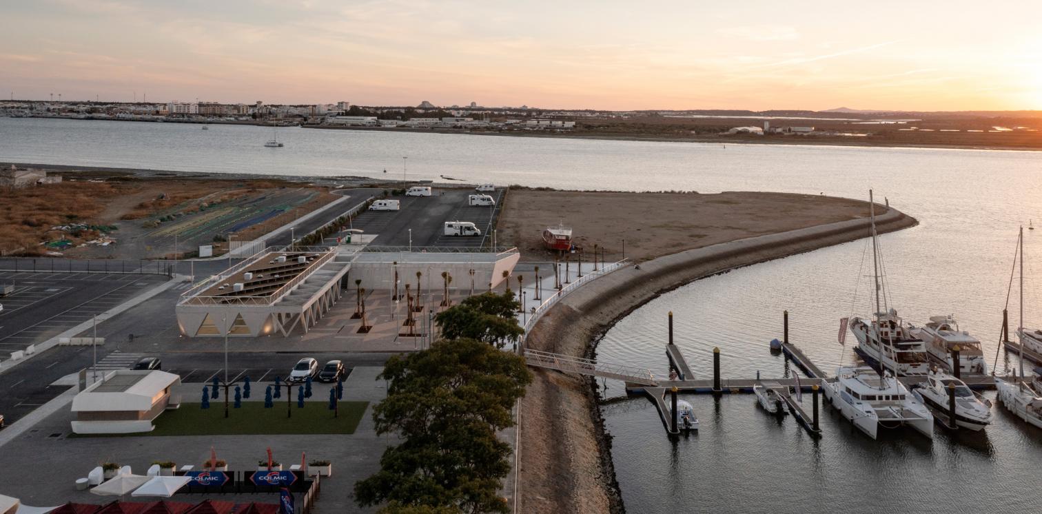Edificio de Capitanía en el puerto deportivo de Ayamonte (Huelva)